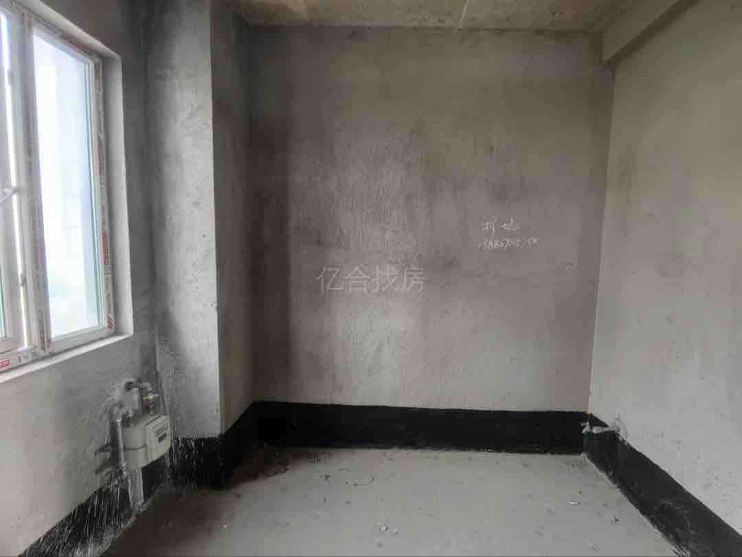 银湖城毛坯三房，中间楼层