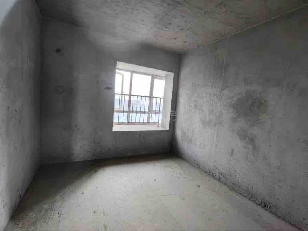 银湖城毛坯三房，中间楼层