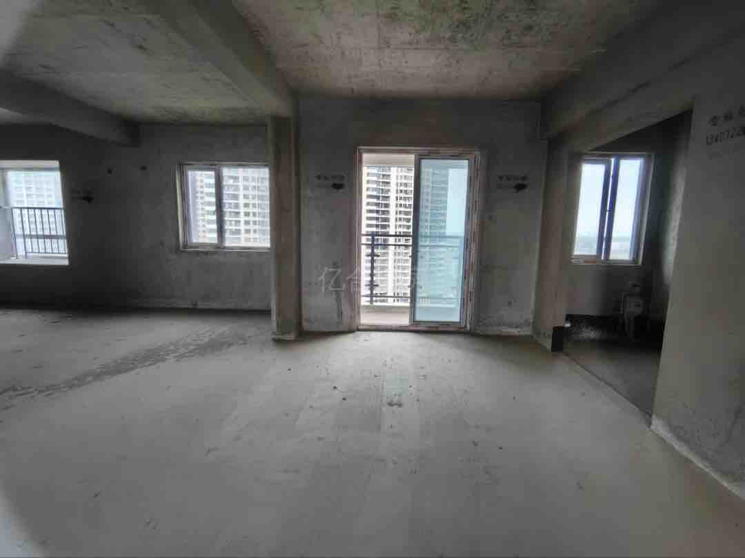 银湖城毛坯三房，中间楼层