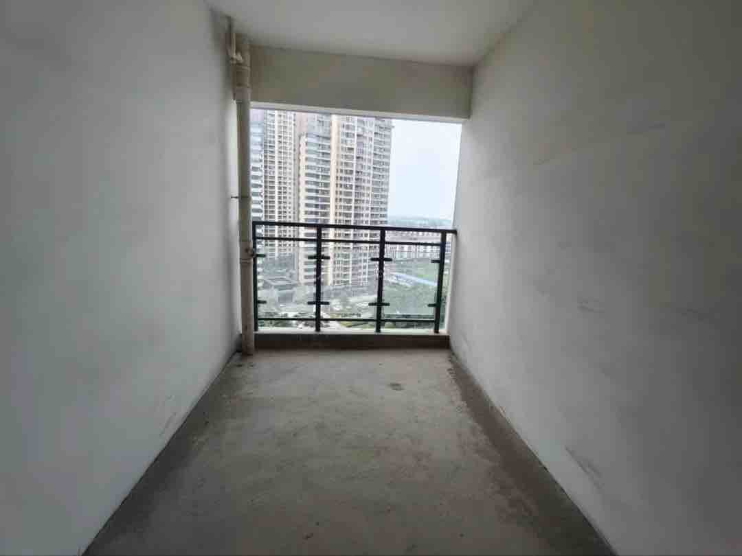 银湖城毛坯三房，中间楼层