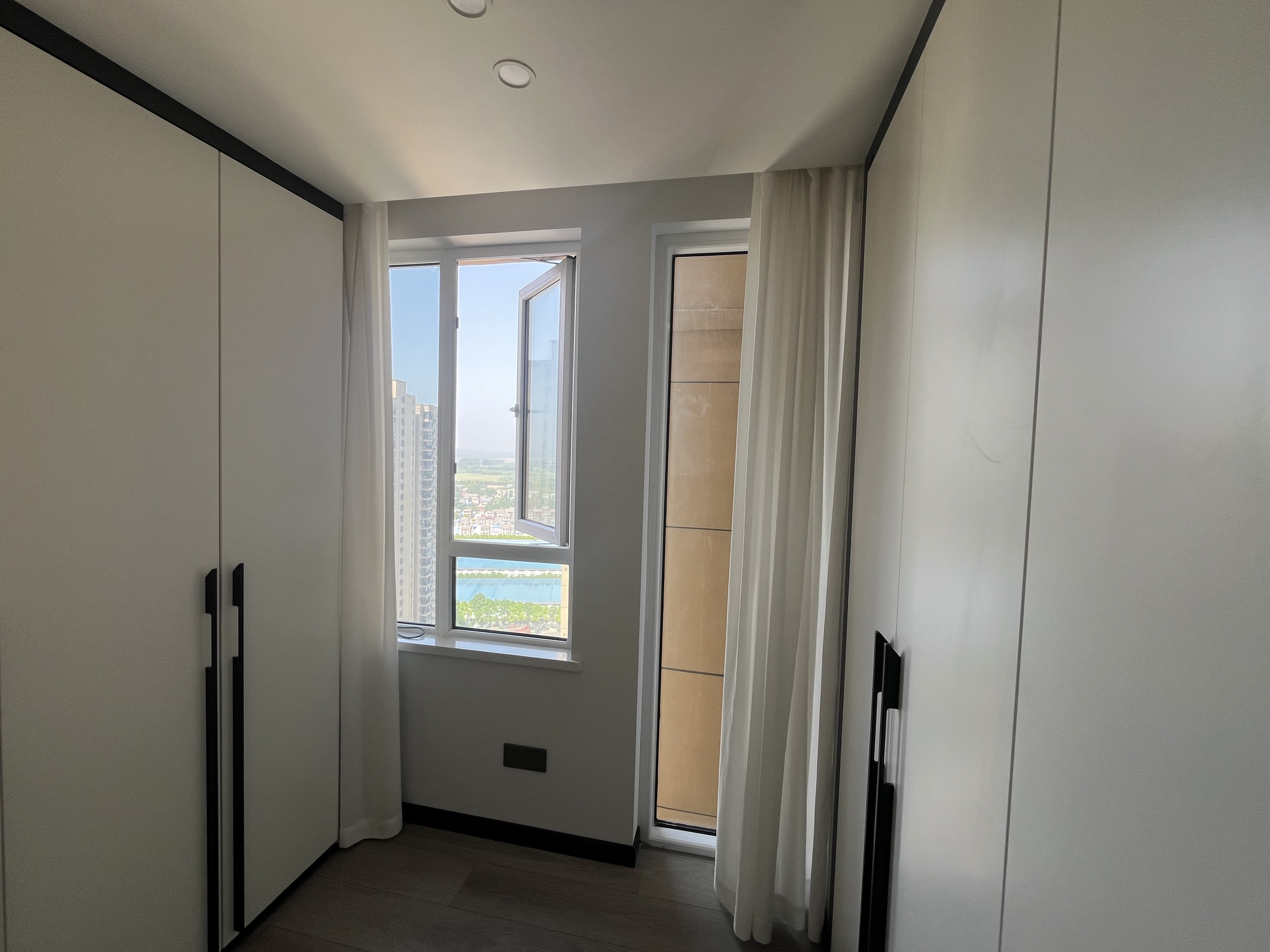 满庭春全新装修两房视野无遮挡房东基本未住