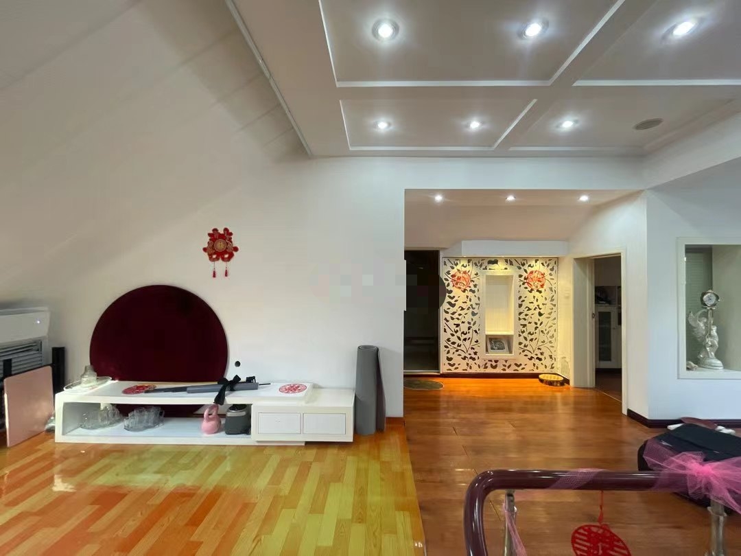 绿地华庭复式.精装三房两卫.小区环境好.证件满二.看房方便