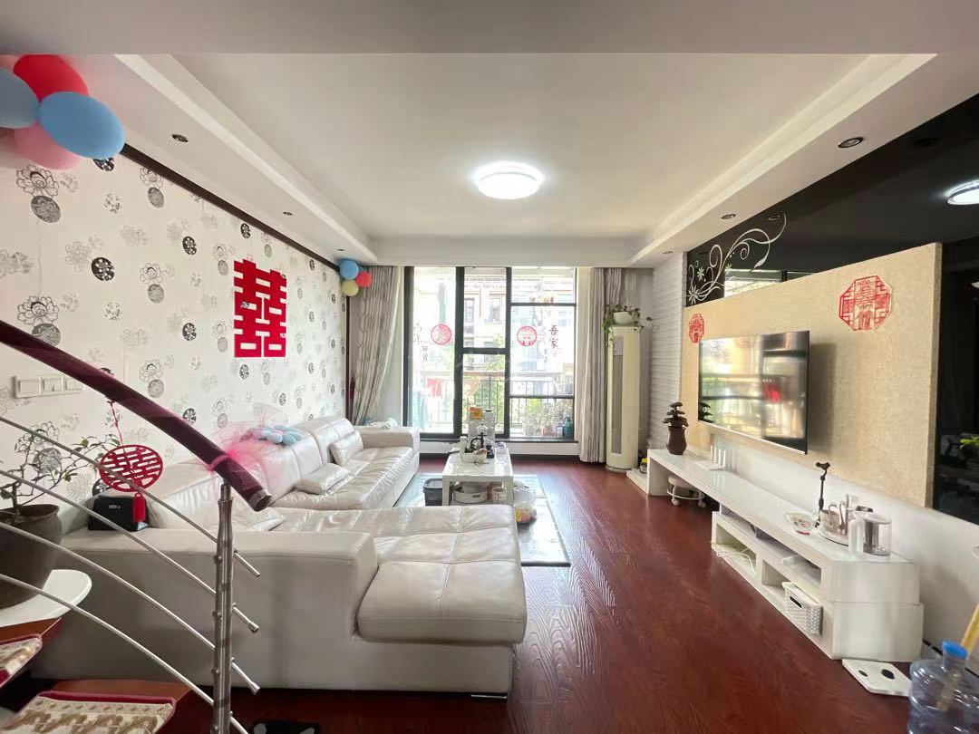 绿地华庭复式.精装三房两卫.小区环境好.证件满二.看房方便