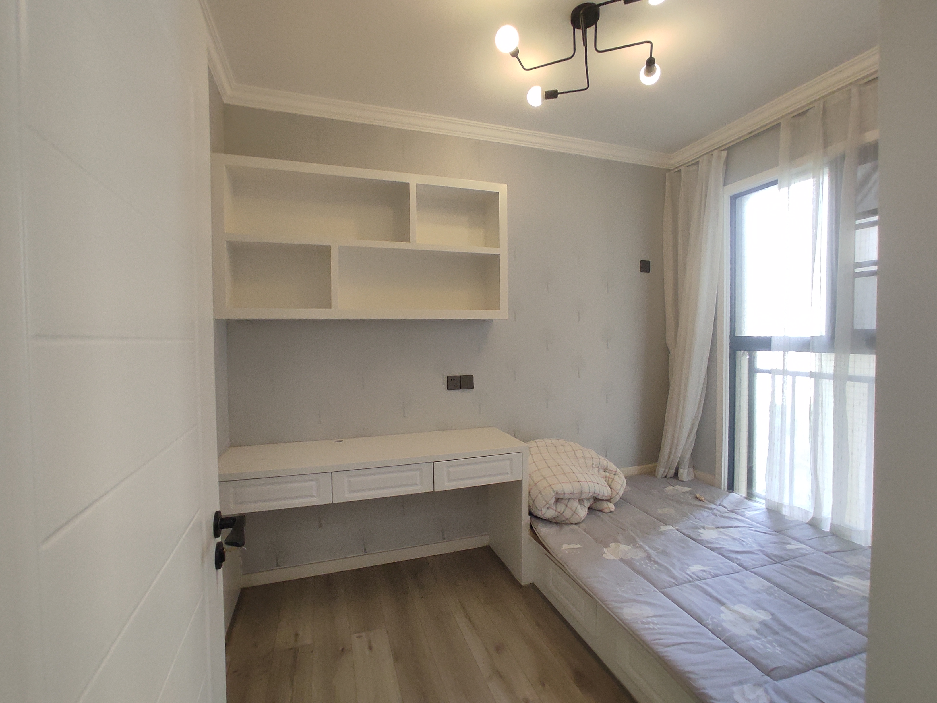 和合国际四期.精装三房.房子层色新.中间楼层.证件满二