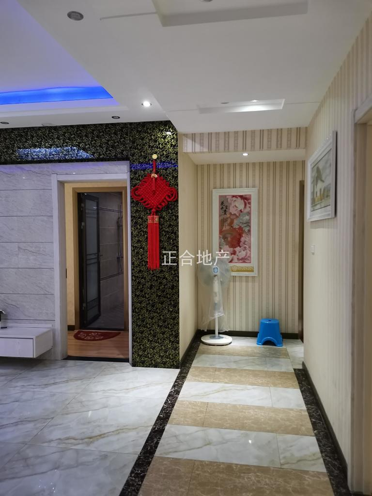 中央华府精装三房