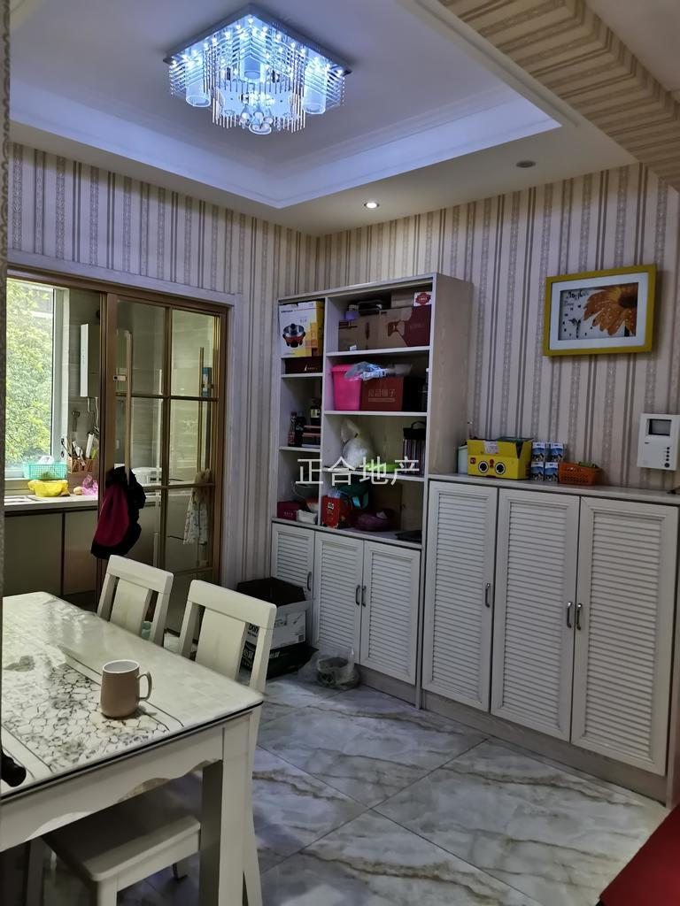 中央华府精装三房