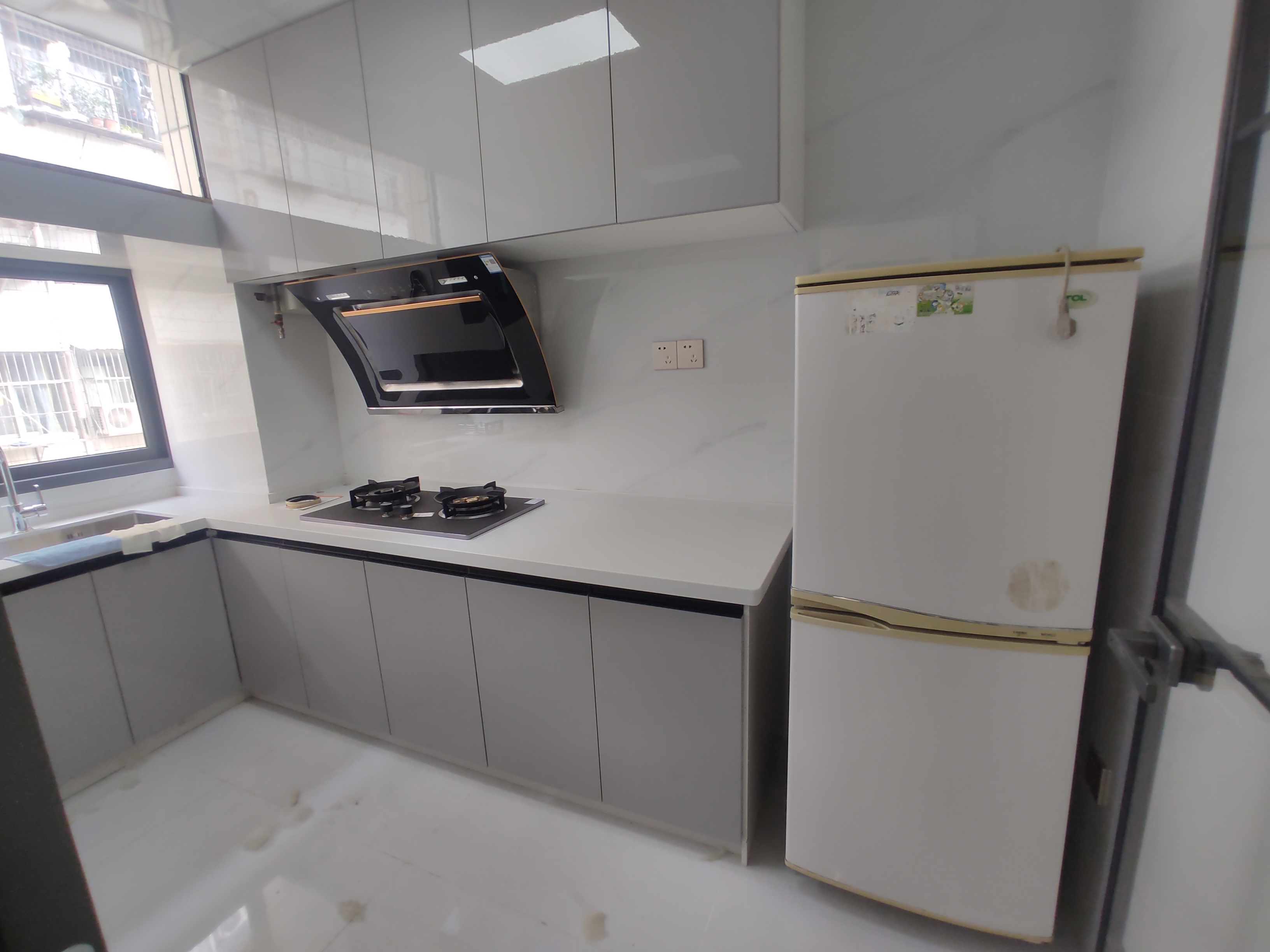 华宝小区.精装三房.小区有出场好停车.看房方便