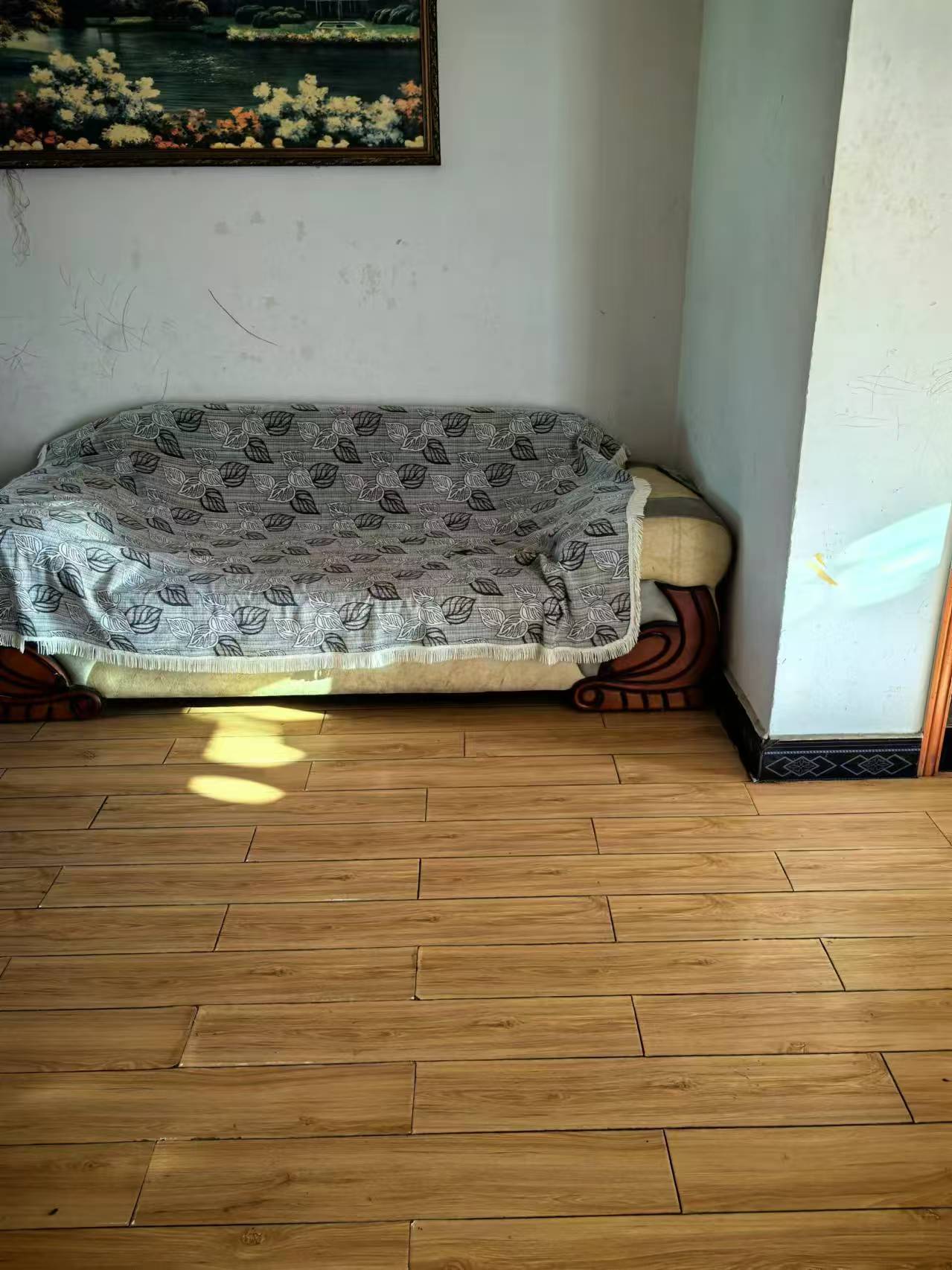 笆篓湾社区.精装三房.出行方便.证件满二