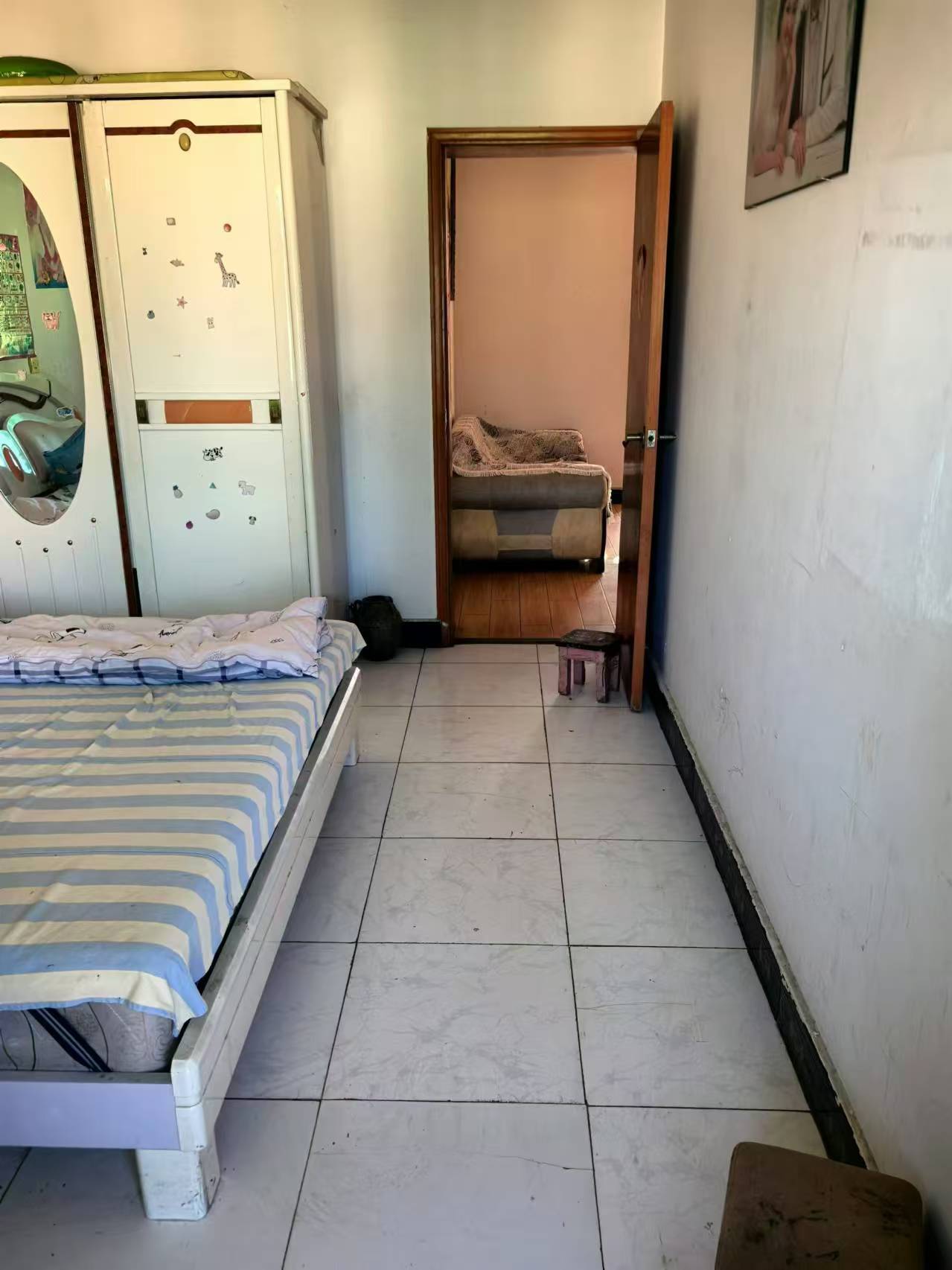 笆篓湾社区.精装三房.出行方便.证件满二