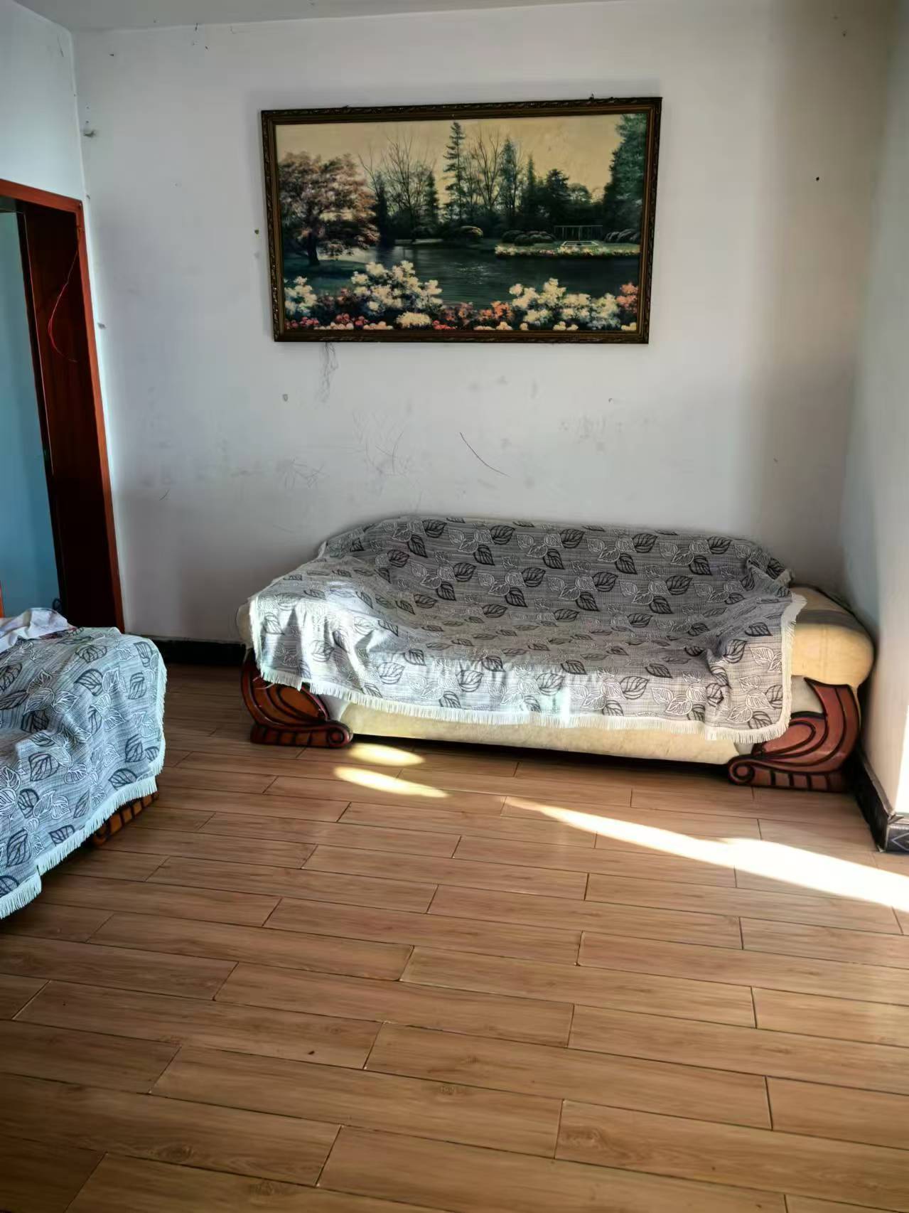 笆篓湾社区.精装三房.出行方便.证件满二