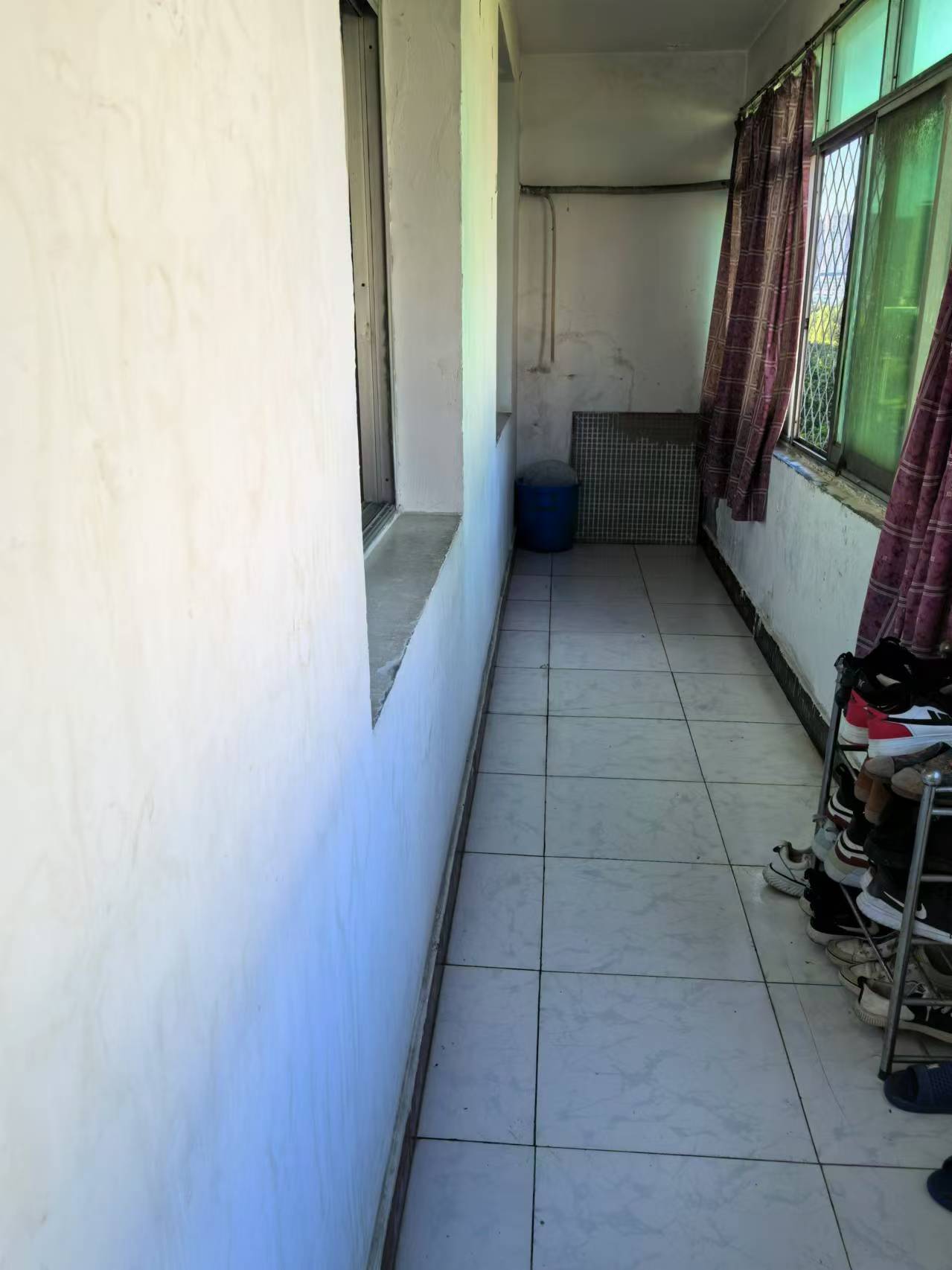 笆篓湾社区.精装三房.出行方便.证件满二