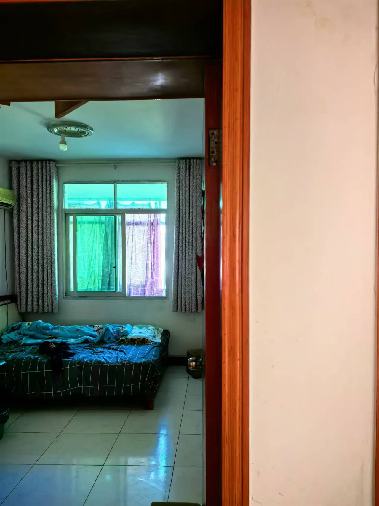 笆篓湾社区.精装三房.出行方便.证件满二