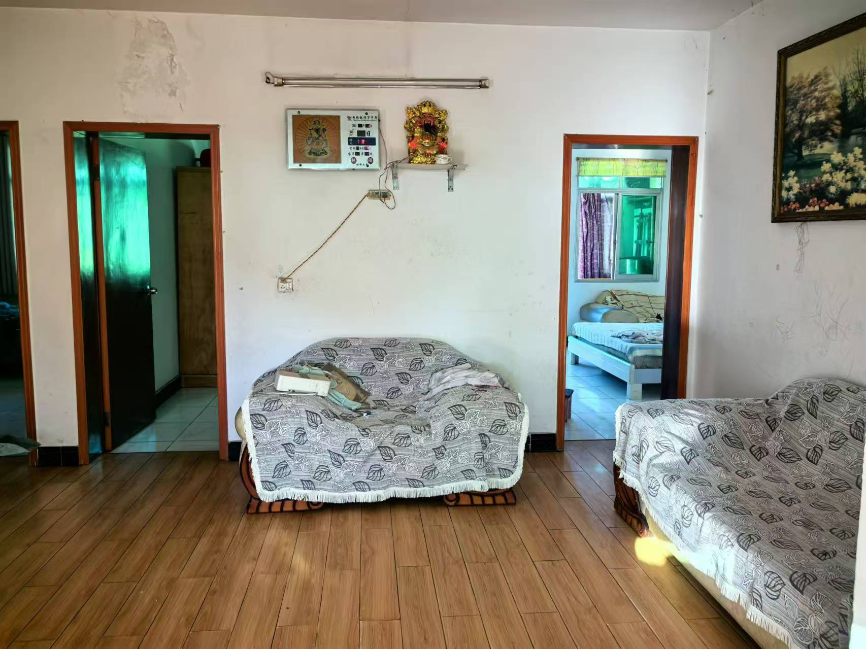 笆篓湾社区.精装三房.出行方便.证件满二