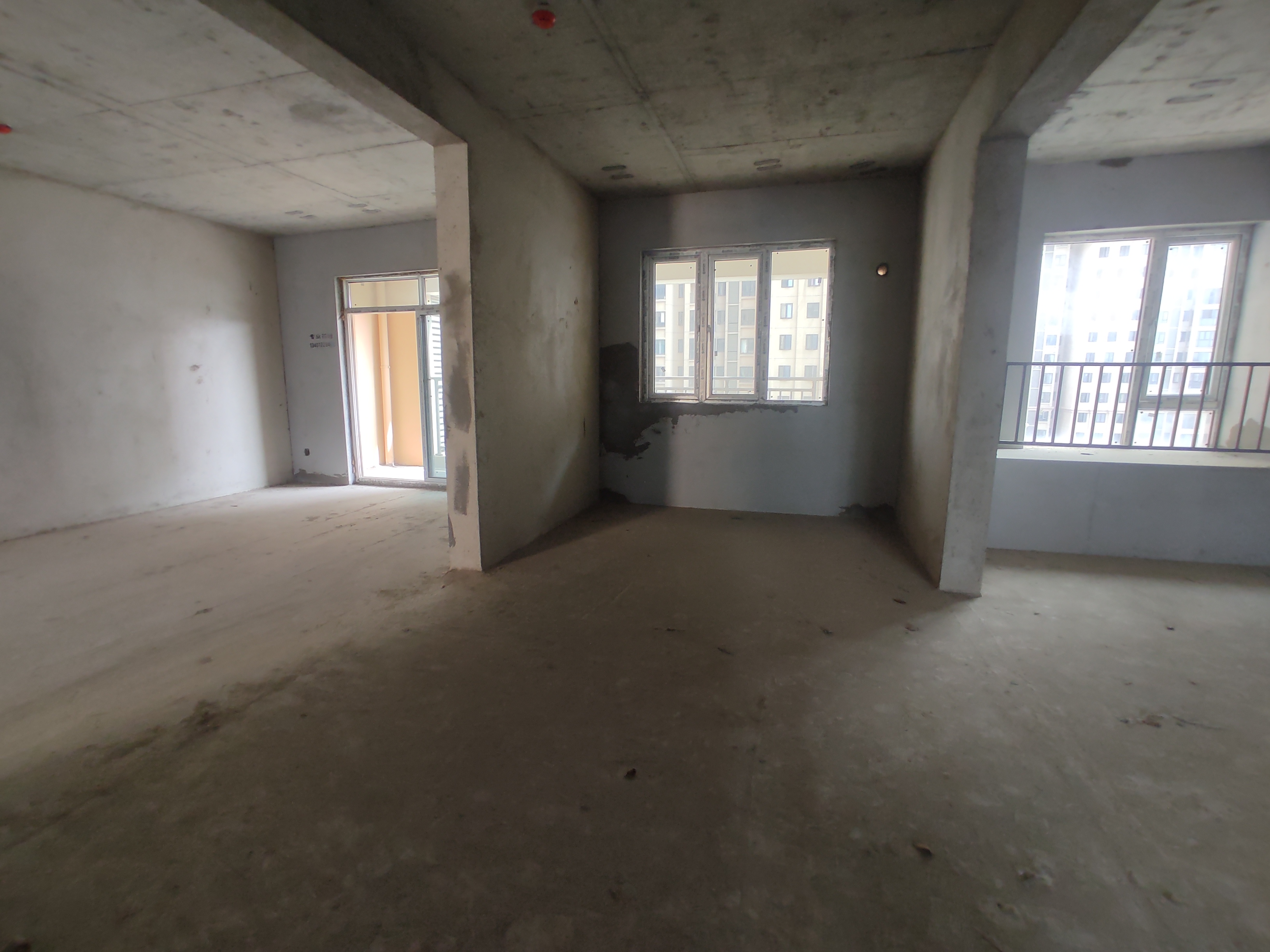 南国明珠.毛坯大四房.南北通透双阳台.证件满二.看房方便