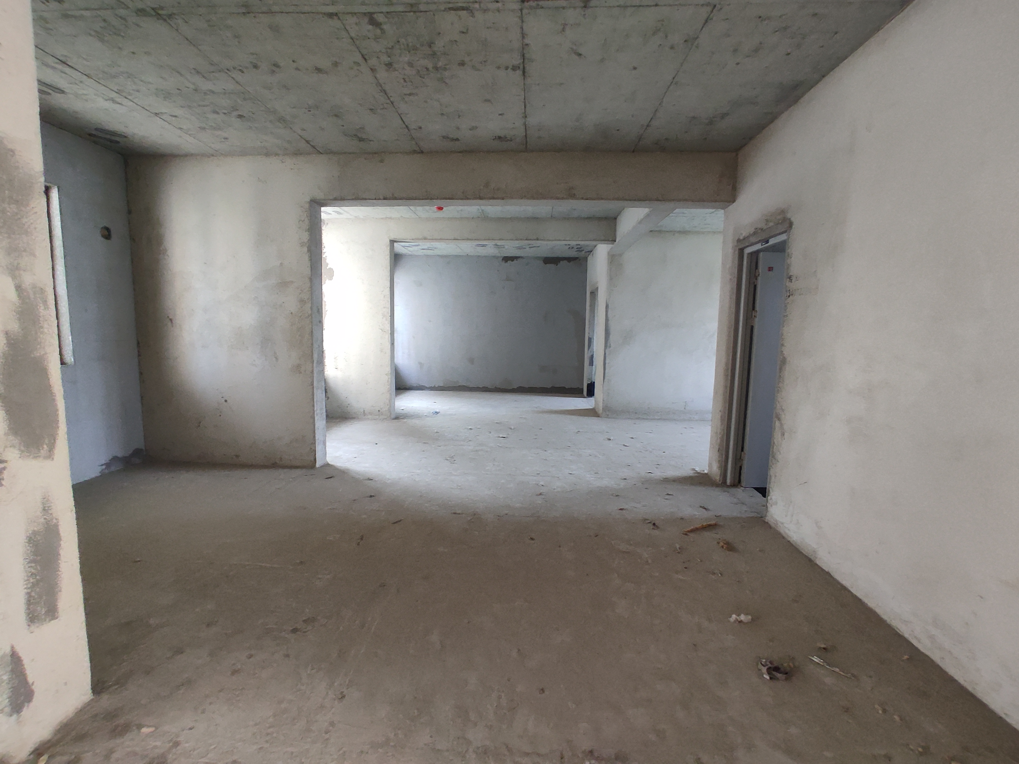 南国明珠.毛坯大四房.南北通透双阳台.证件满二.看房方便