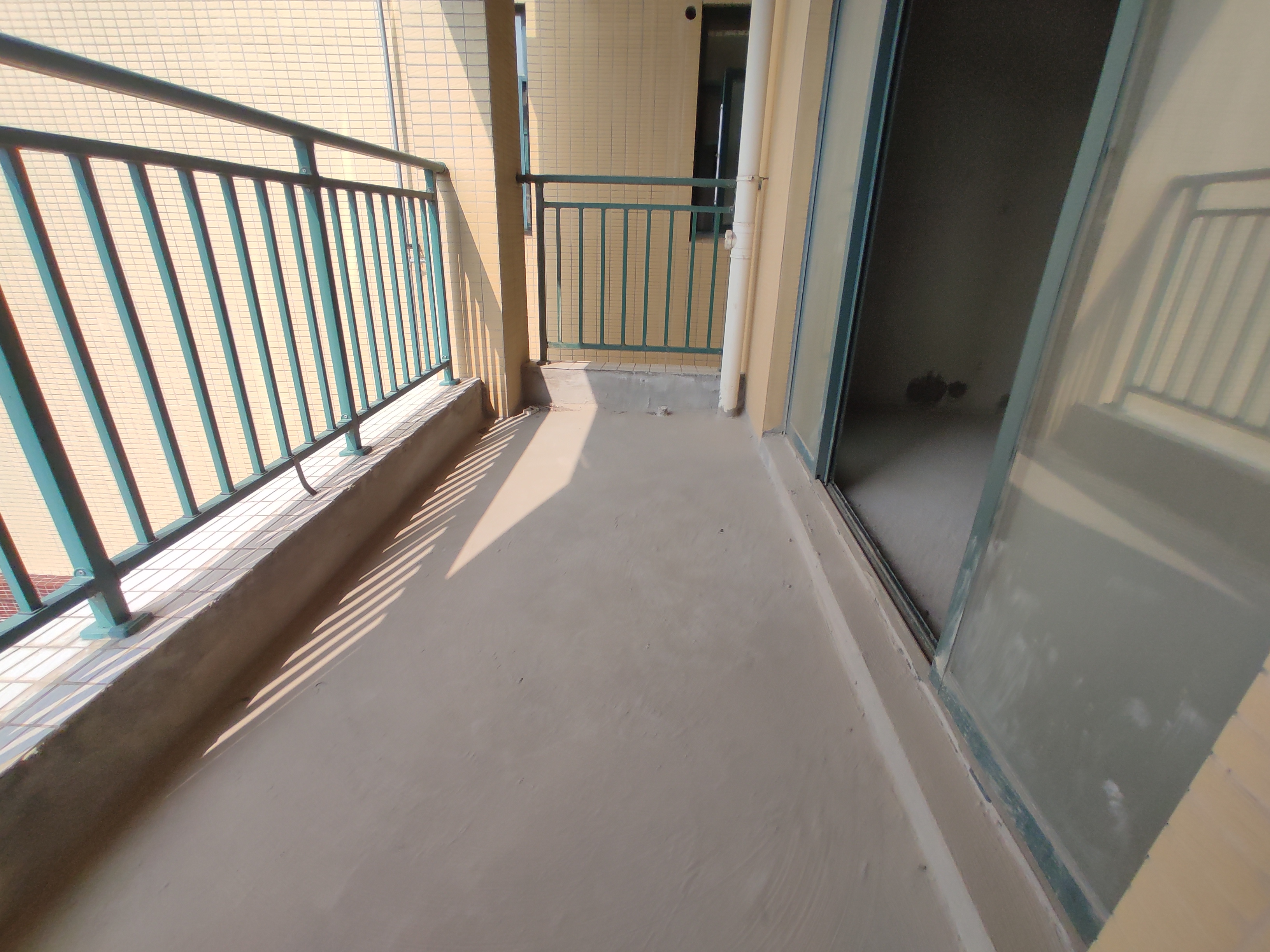 新城一号.毛坯三房.边户.看房方便