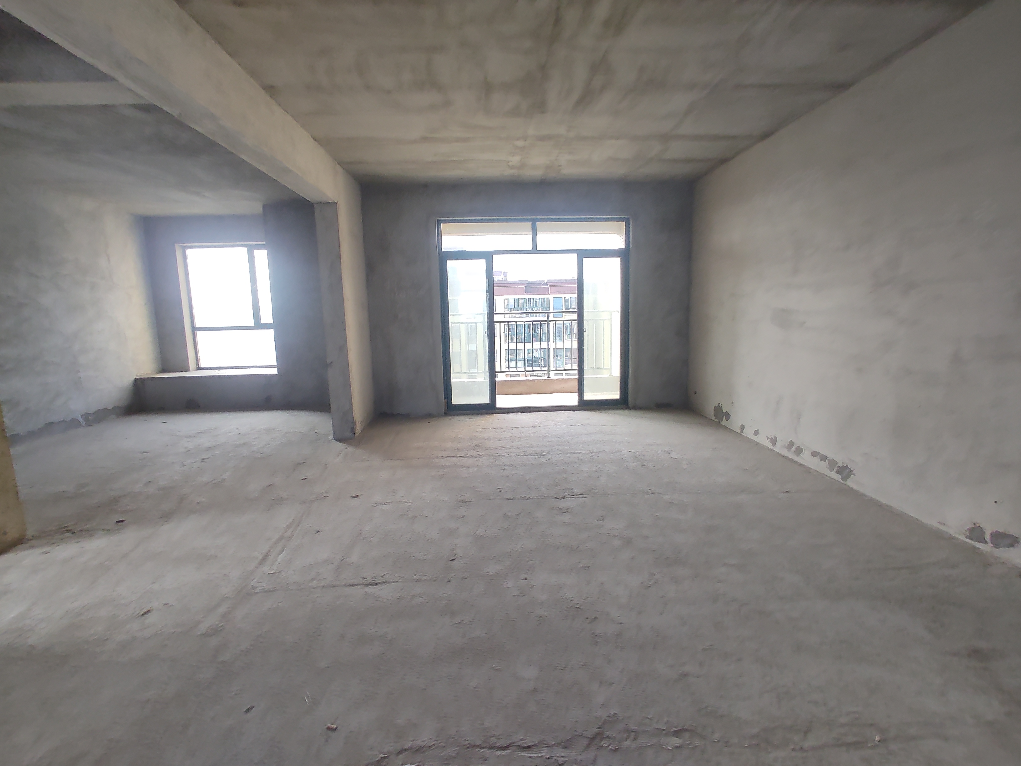 新城一号.毛坯三房.边户.看房方便