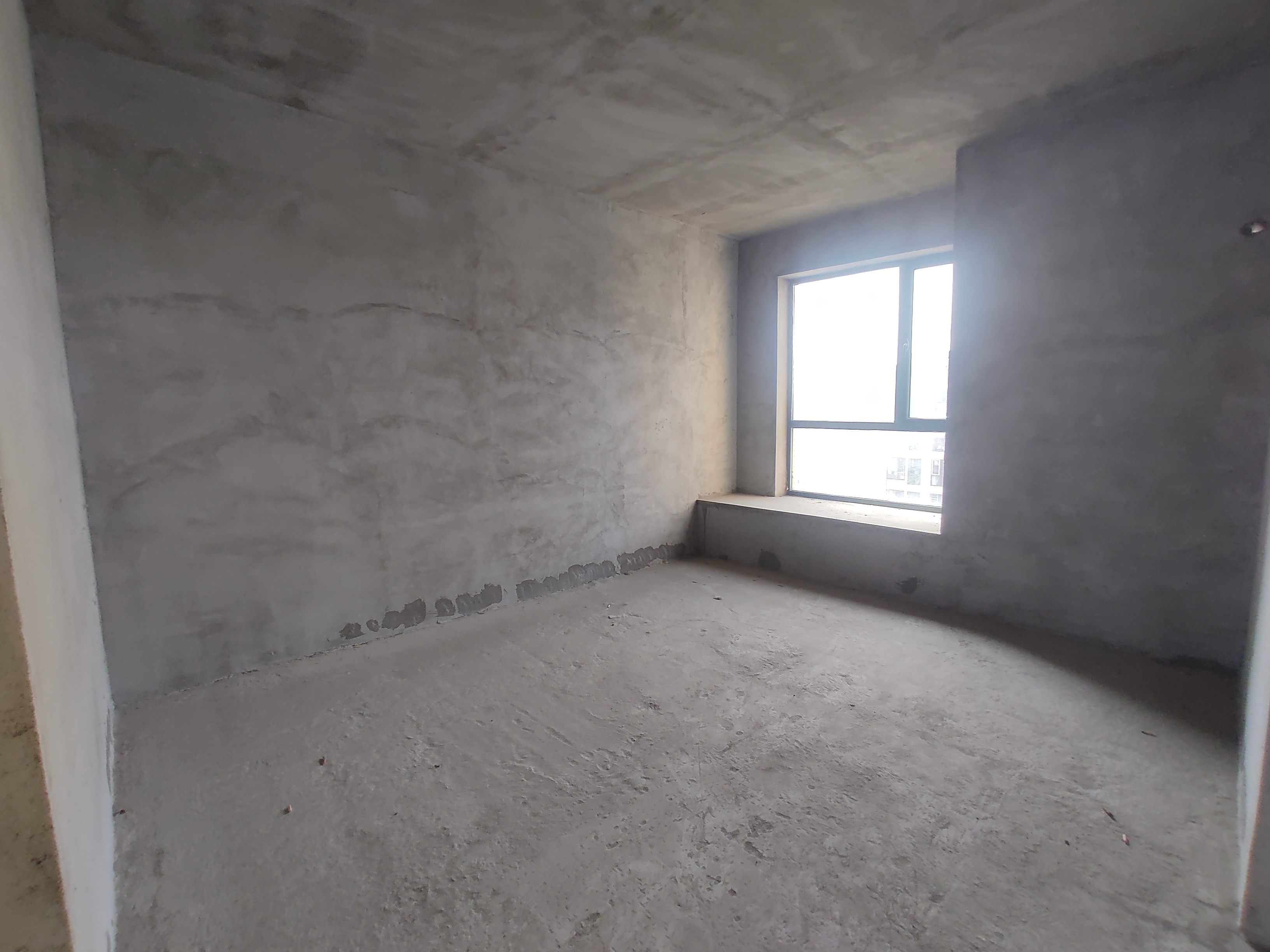 新城一号.毛坯三房.边户.看房方便