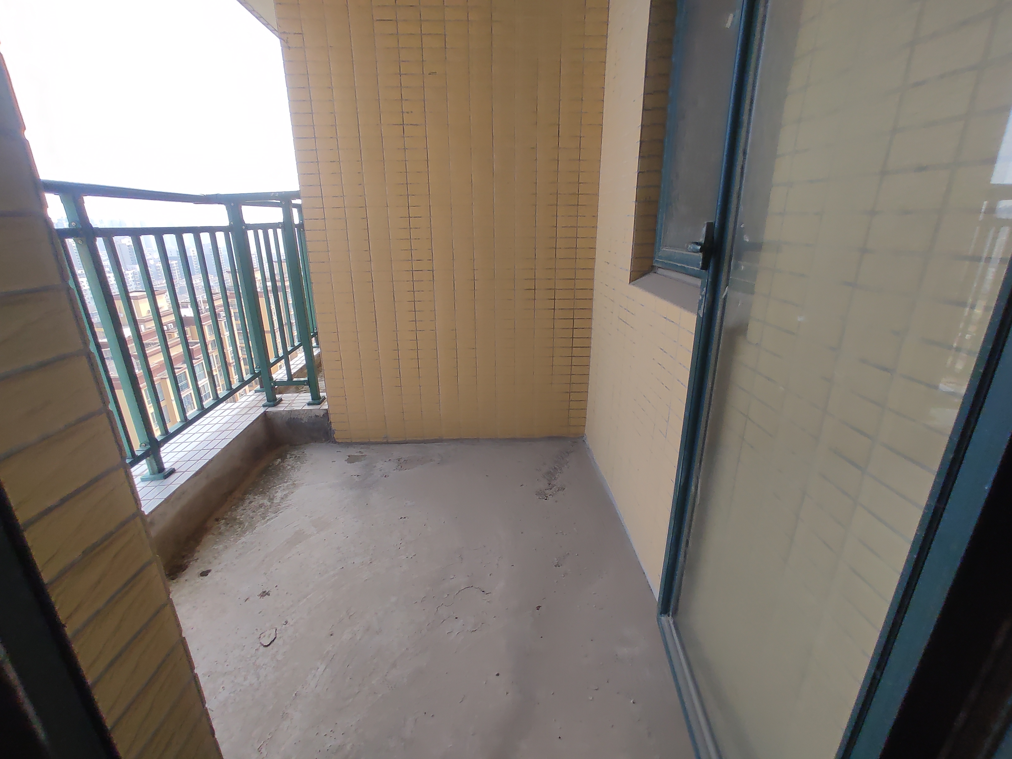 新城一号.毛坯三房.边户.看房方便