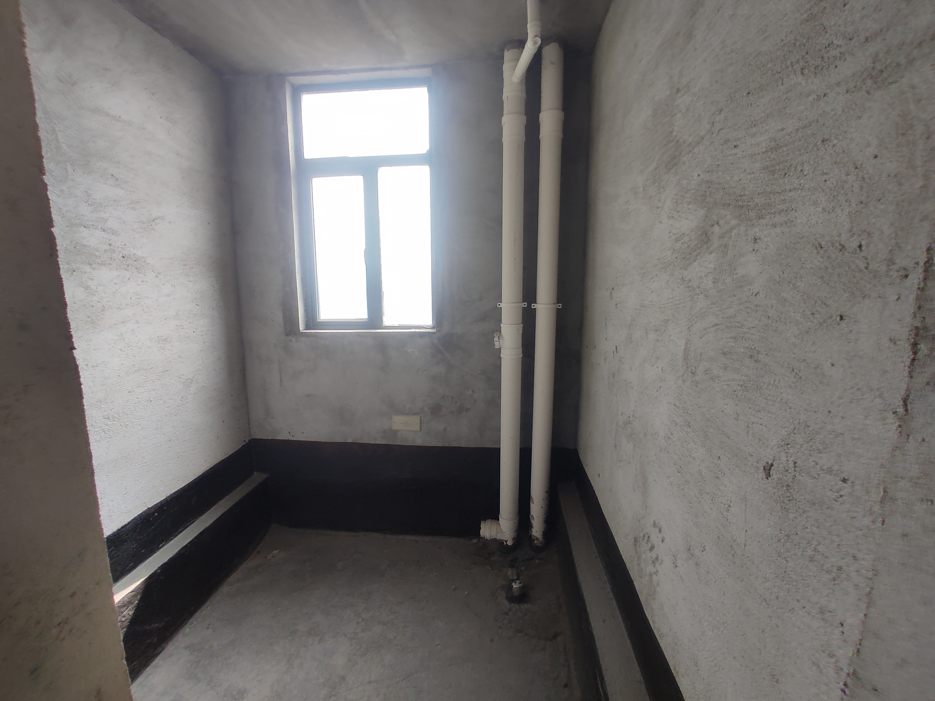 新城一号.毛坯三房.边户.看房方便