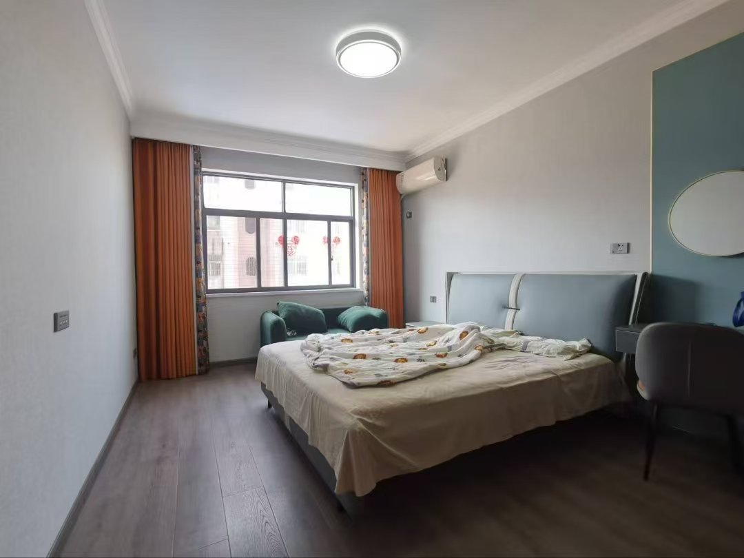 复州花园.精装三房.房子只装了两年左右.证件满二.看房方便