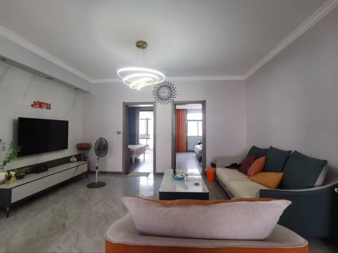 复州花园.精装三房.房子只装了两年左右.证件满二.看房方便