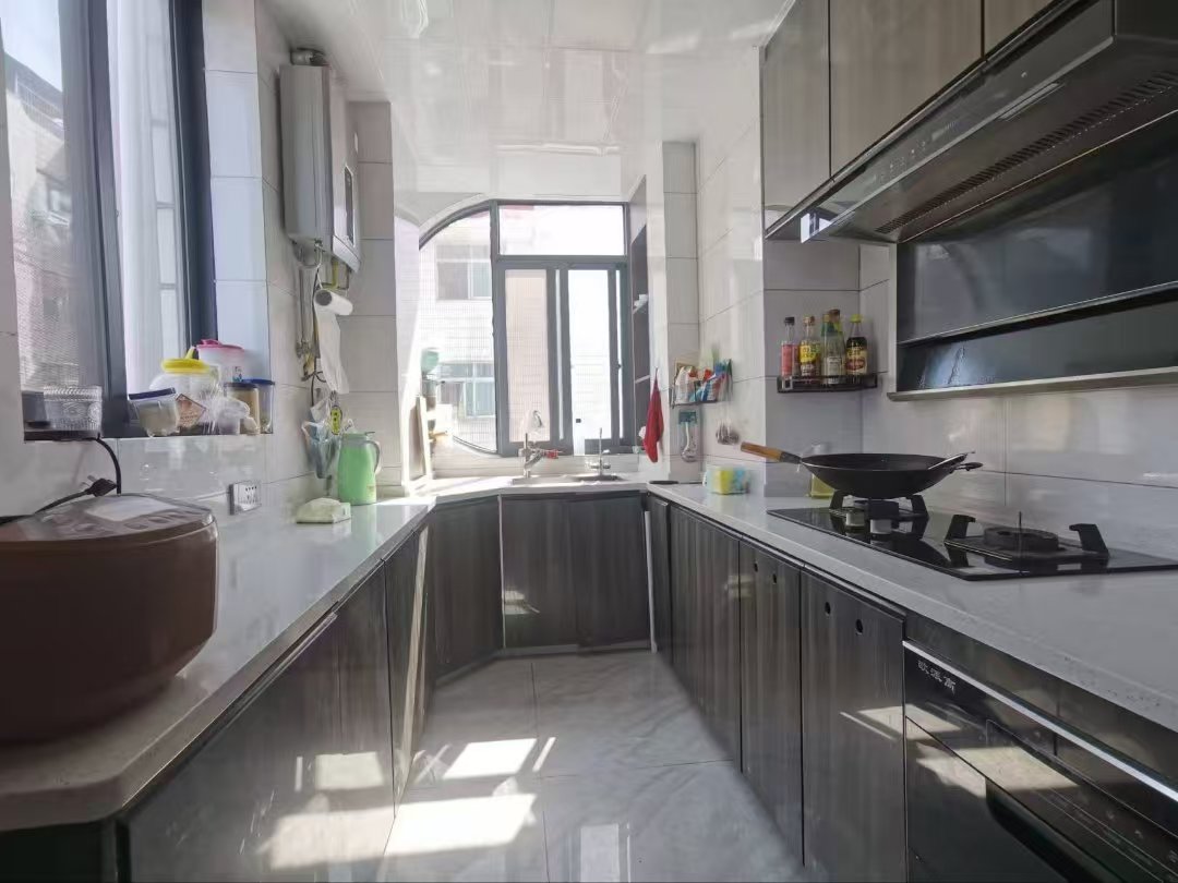 复州花园.精装三房.房子只装了两年左右.证件满二.看房方便