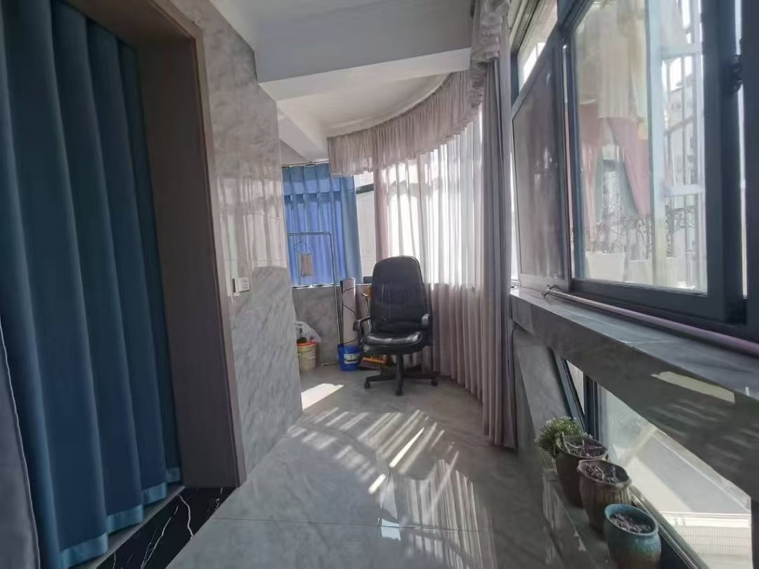 复州花园.精装三房.房子只装了两年左右.证件满二.看房方便