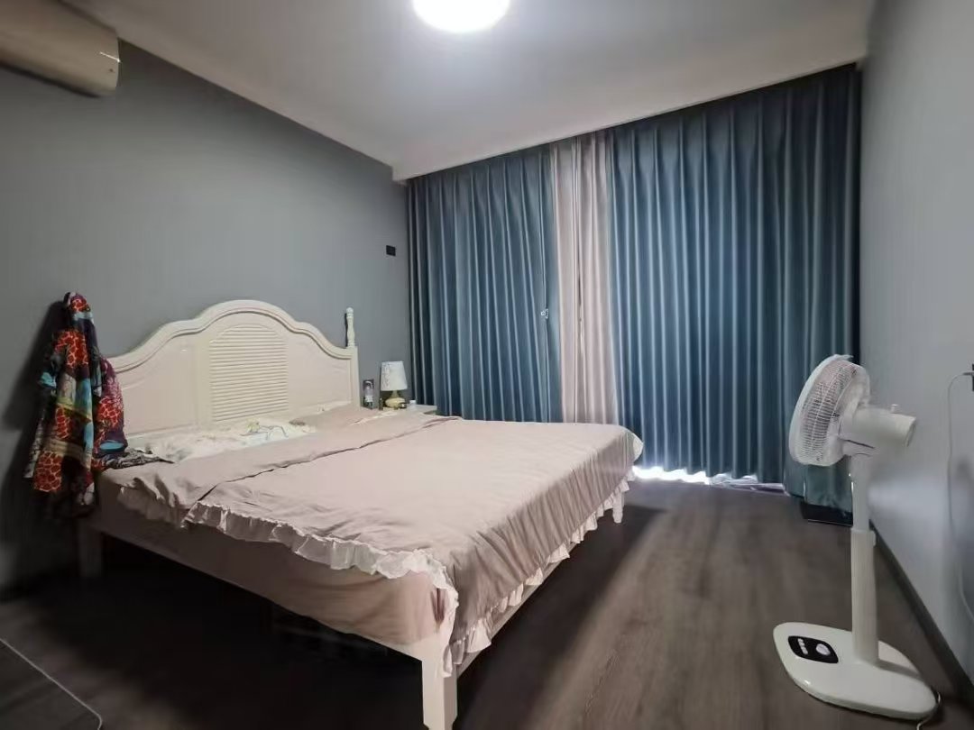 复州花园.精装三房.房子只装了两年左右.证件满二.看房方便