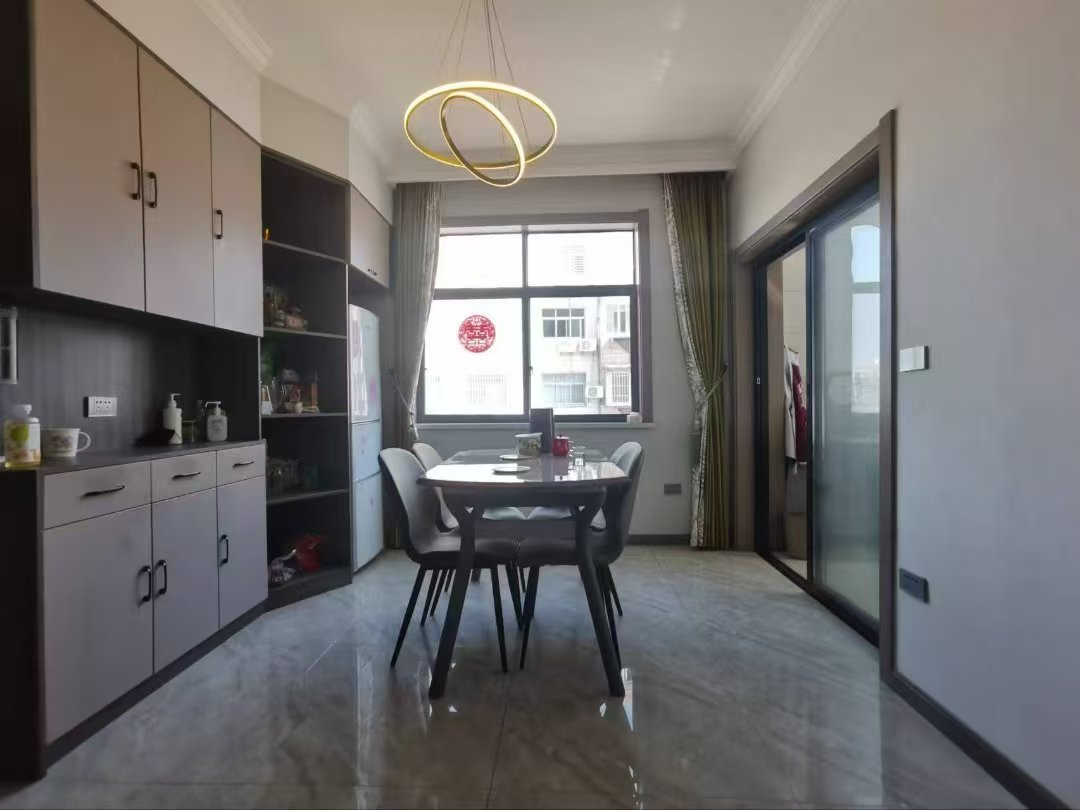 复州花园.精装三房.房子只装了两年左右.证件满二.看房方便