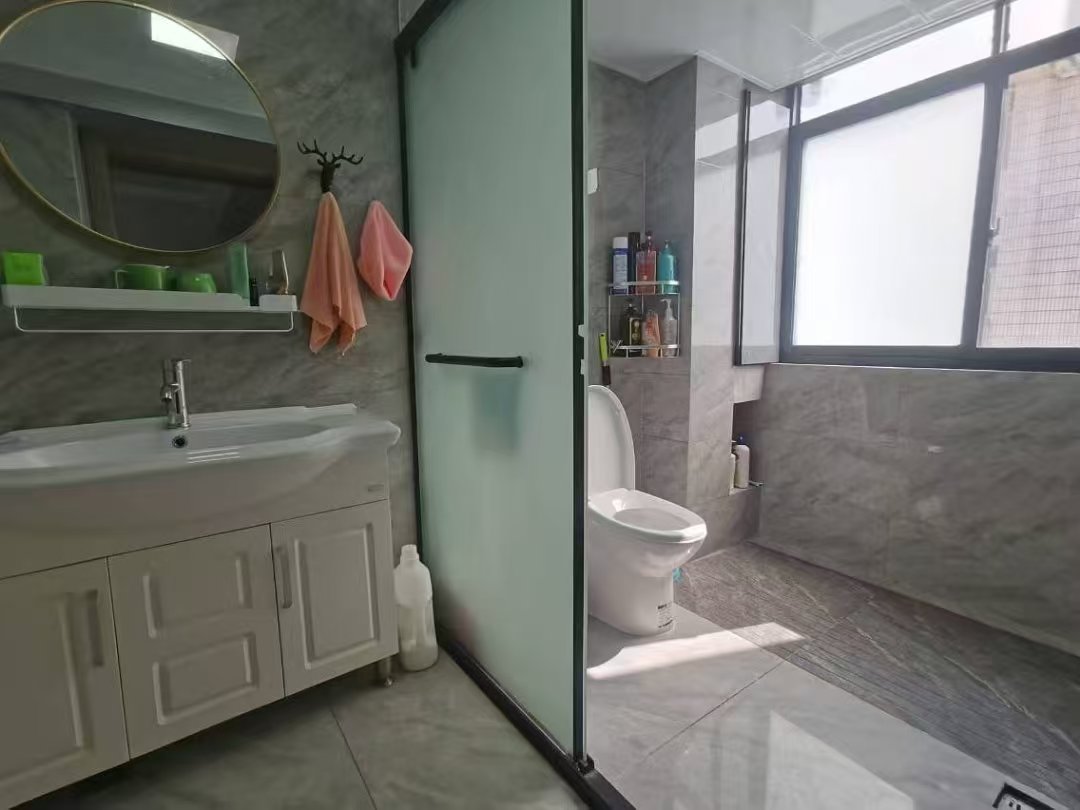 复州花园.精装三房.房子只装了两年左右.证件满二.看房方便