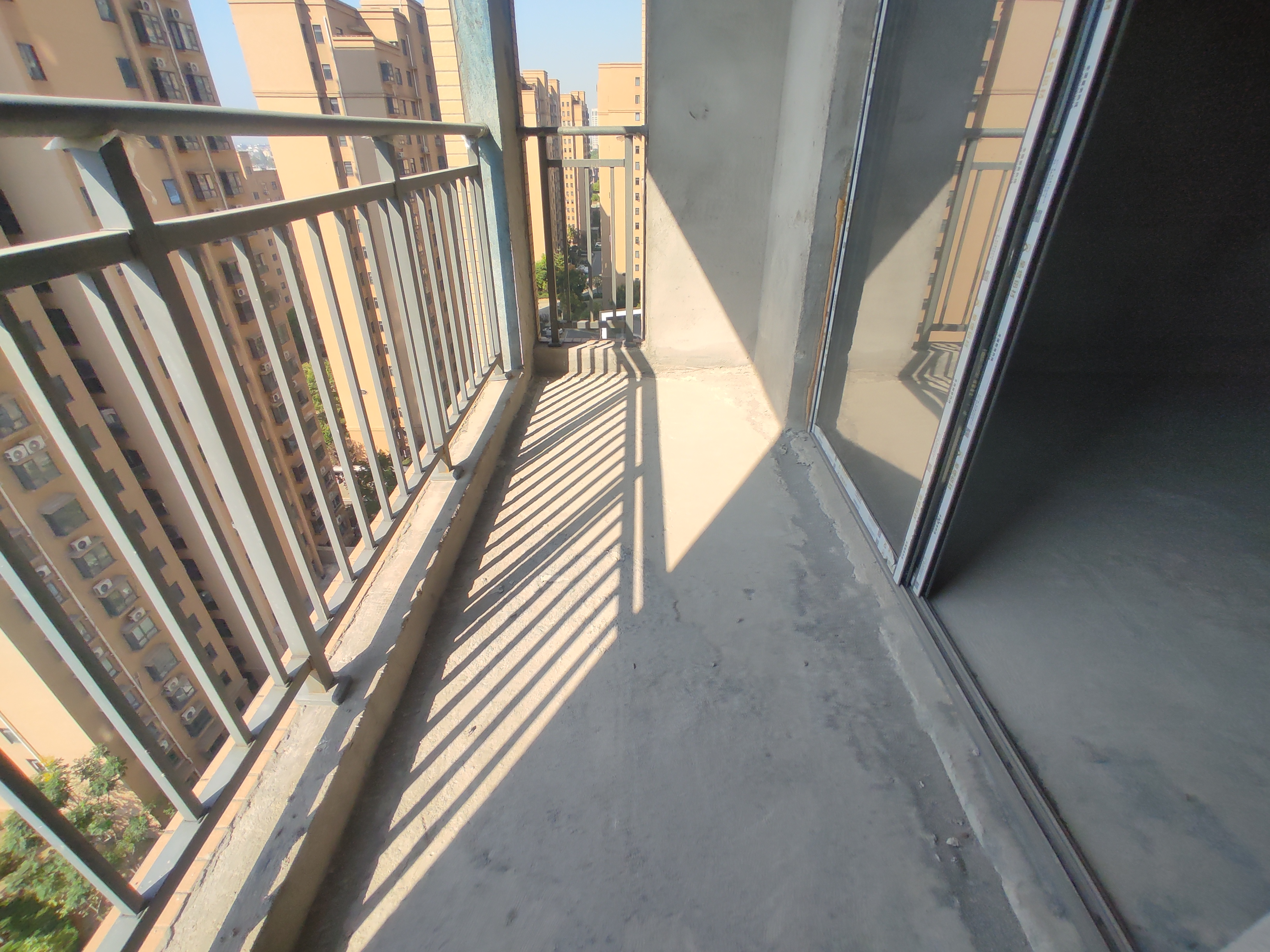 时代天骄.毛坯三房两卫.单价3100一平.看房方便