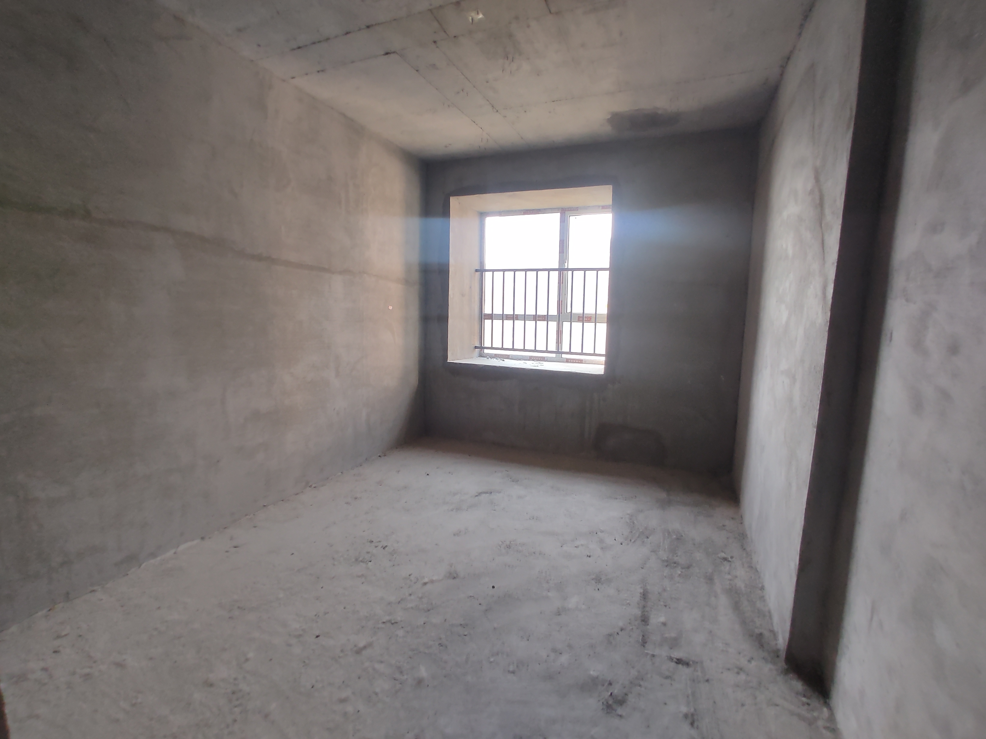 时代天骄.毛坯三房两卫.单价3100一平.看房方便