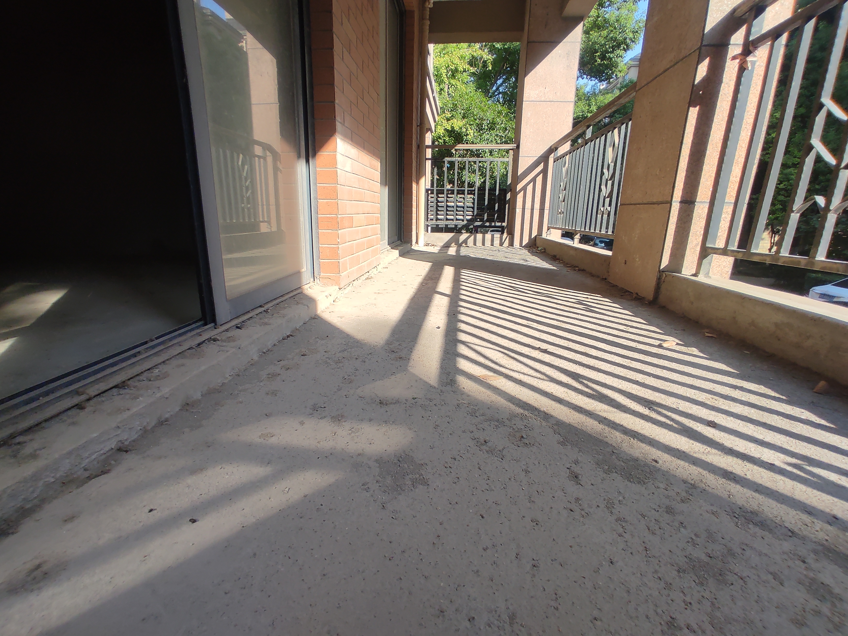 绿地华庭锦城.毛坯复试大四房.带车库.证件满二.看房方便