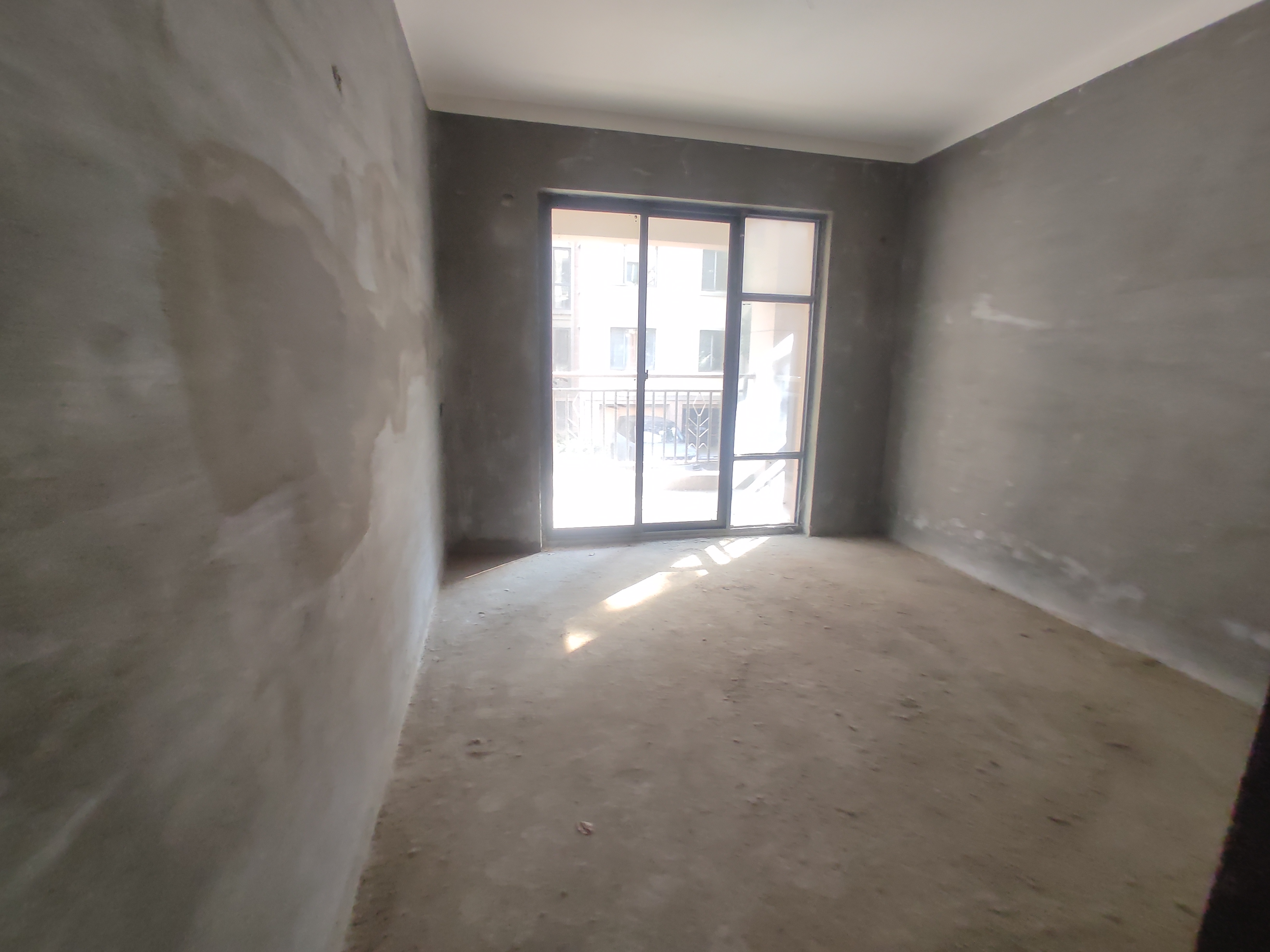 绿地华庭锦城.毛坯复试大四房.带车库.证件满二.看房方便