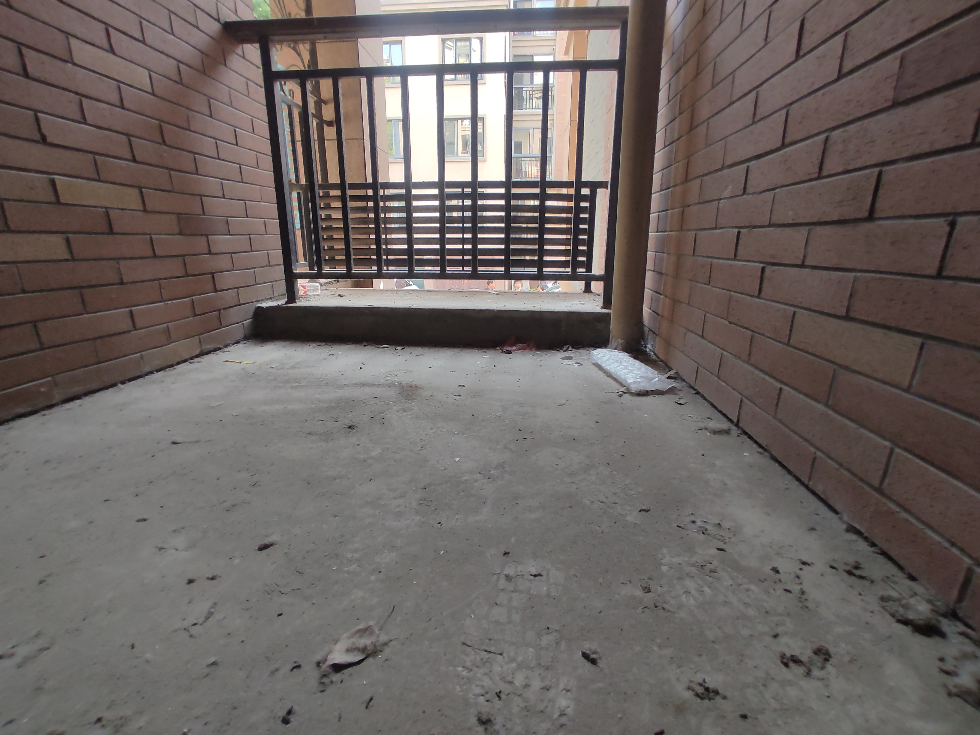 绿地华庭锦城.毛坯复试大四房.带车库.证件满二.看房方便