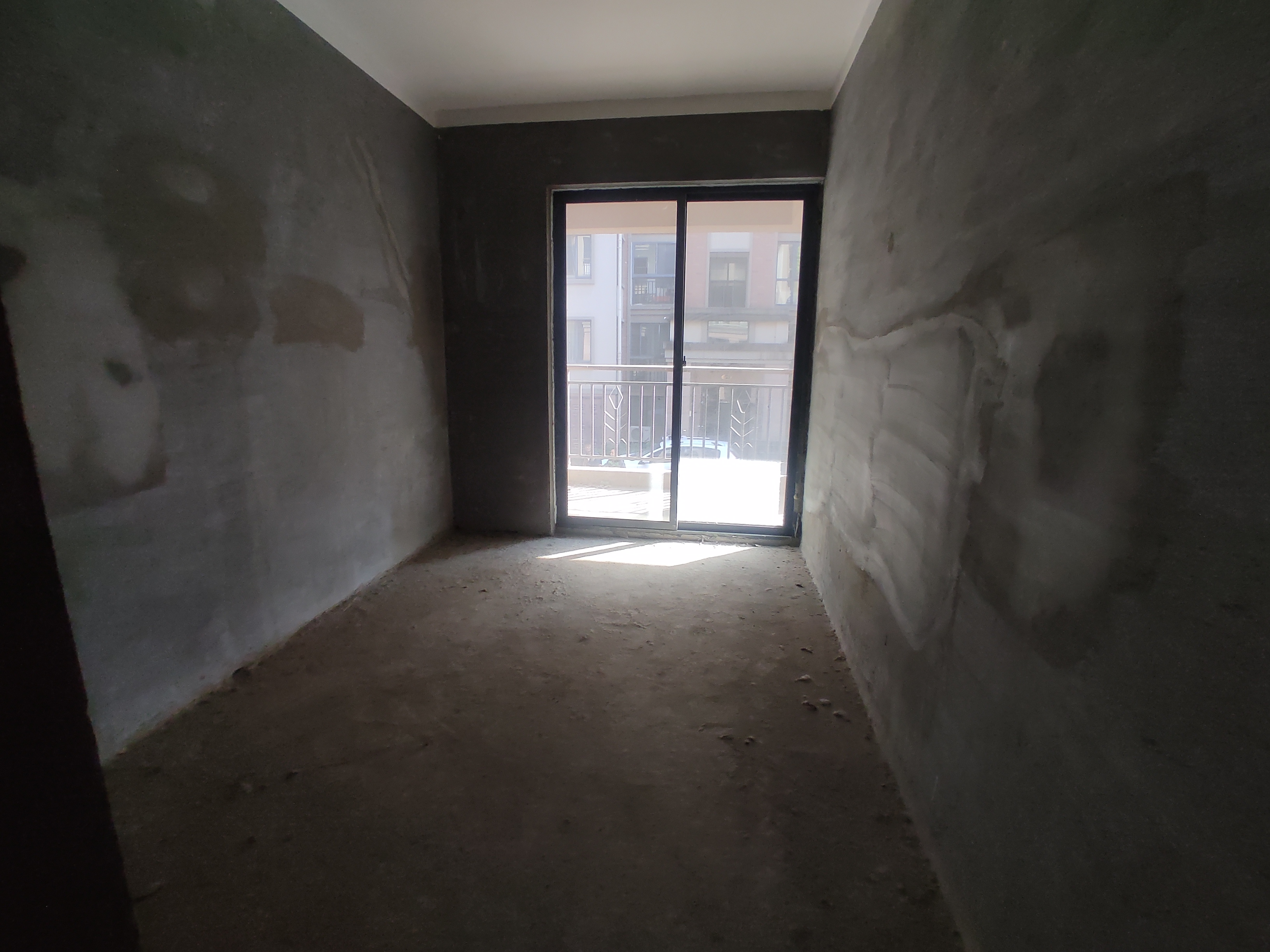 绿地华庭锦城.毛坯复试大四房.带车库.证件满二.看房方便