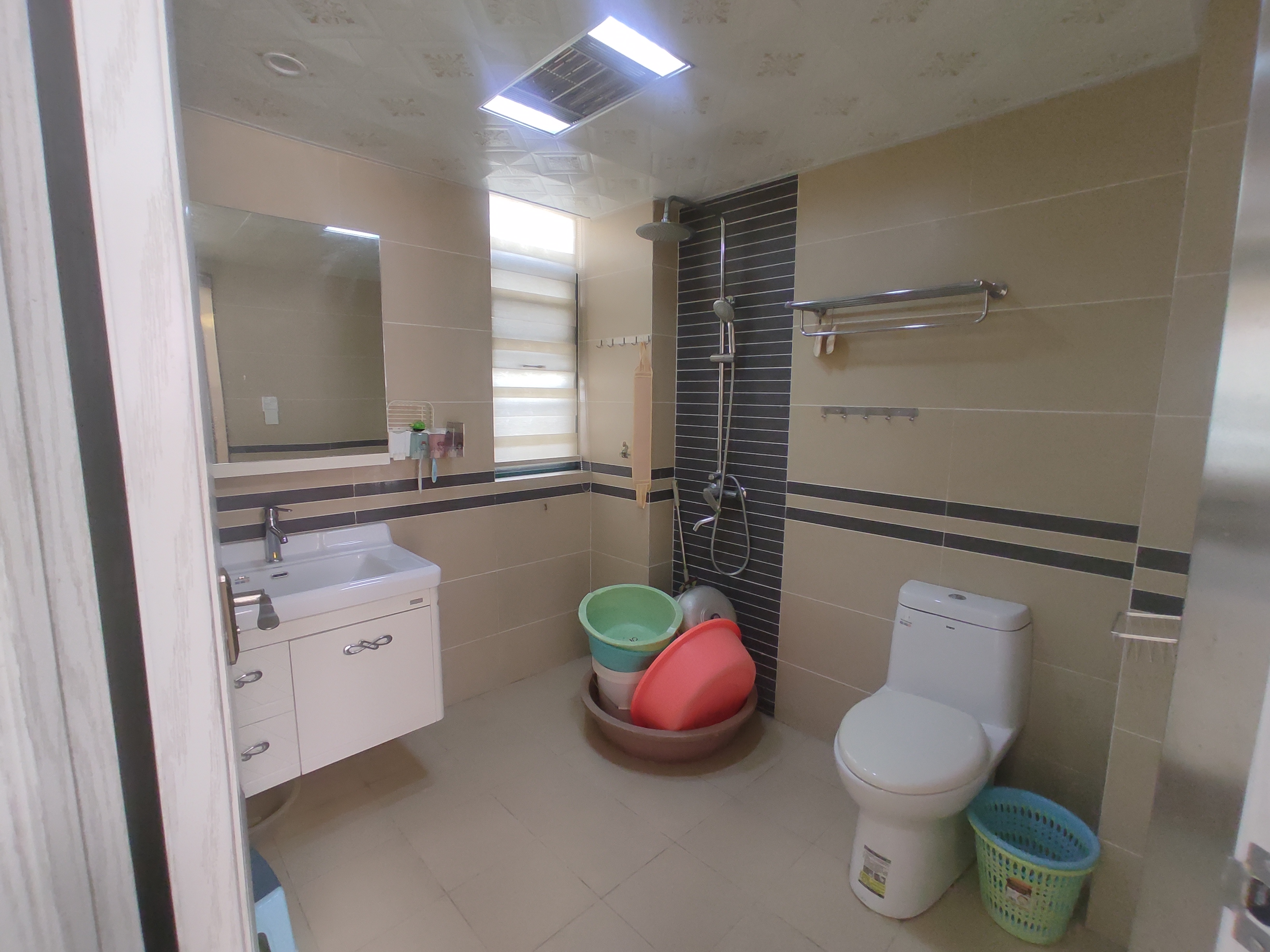 新城一号.精装大三房.东边户.房子保养的蛮新.中间楼层.证件满二