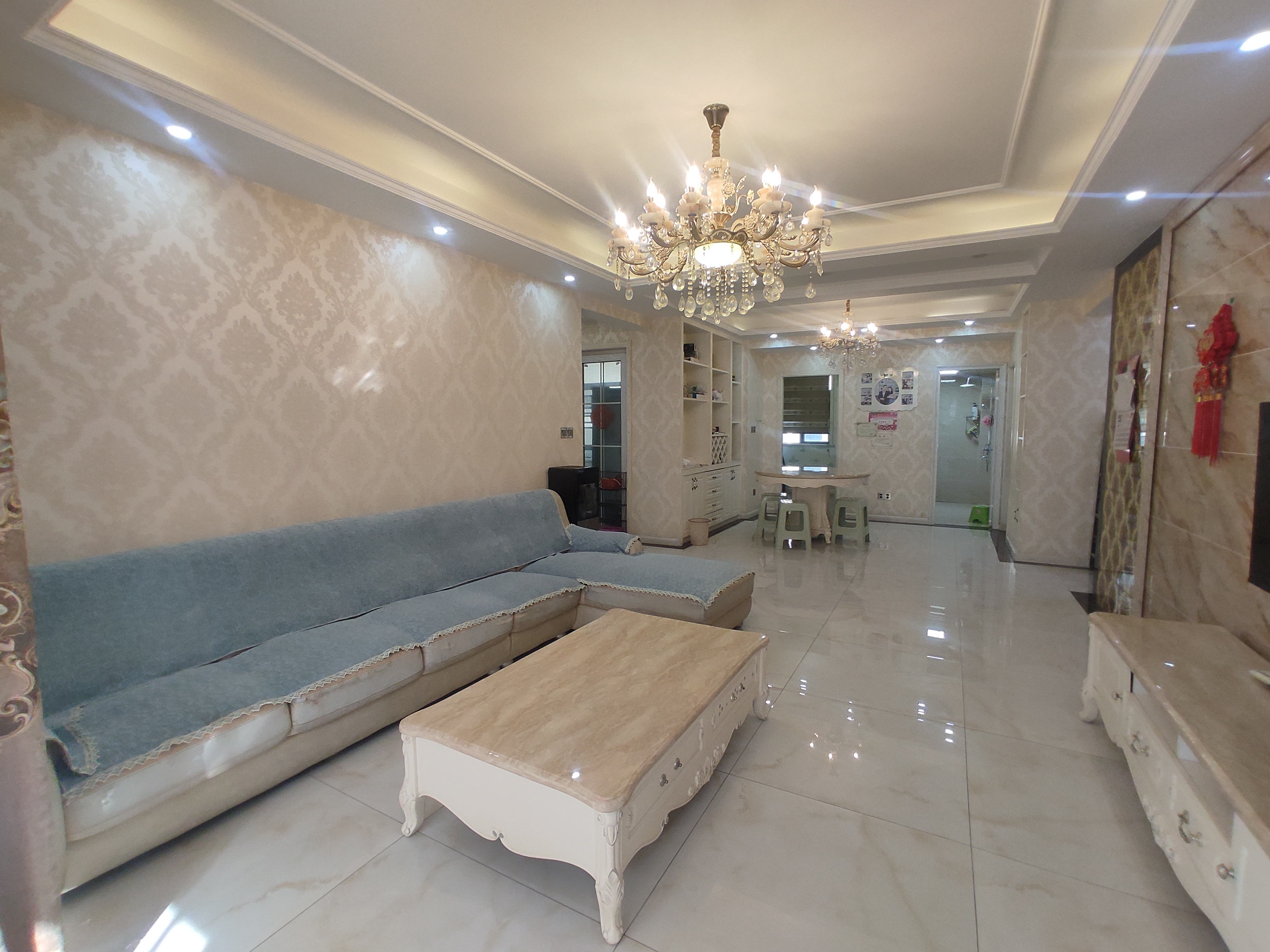 新城一号.精装大三房.东边户.房子保养的蛮新.中间楼层.证件满二