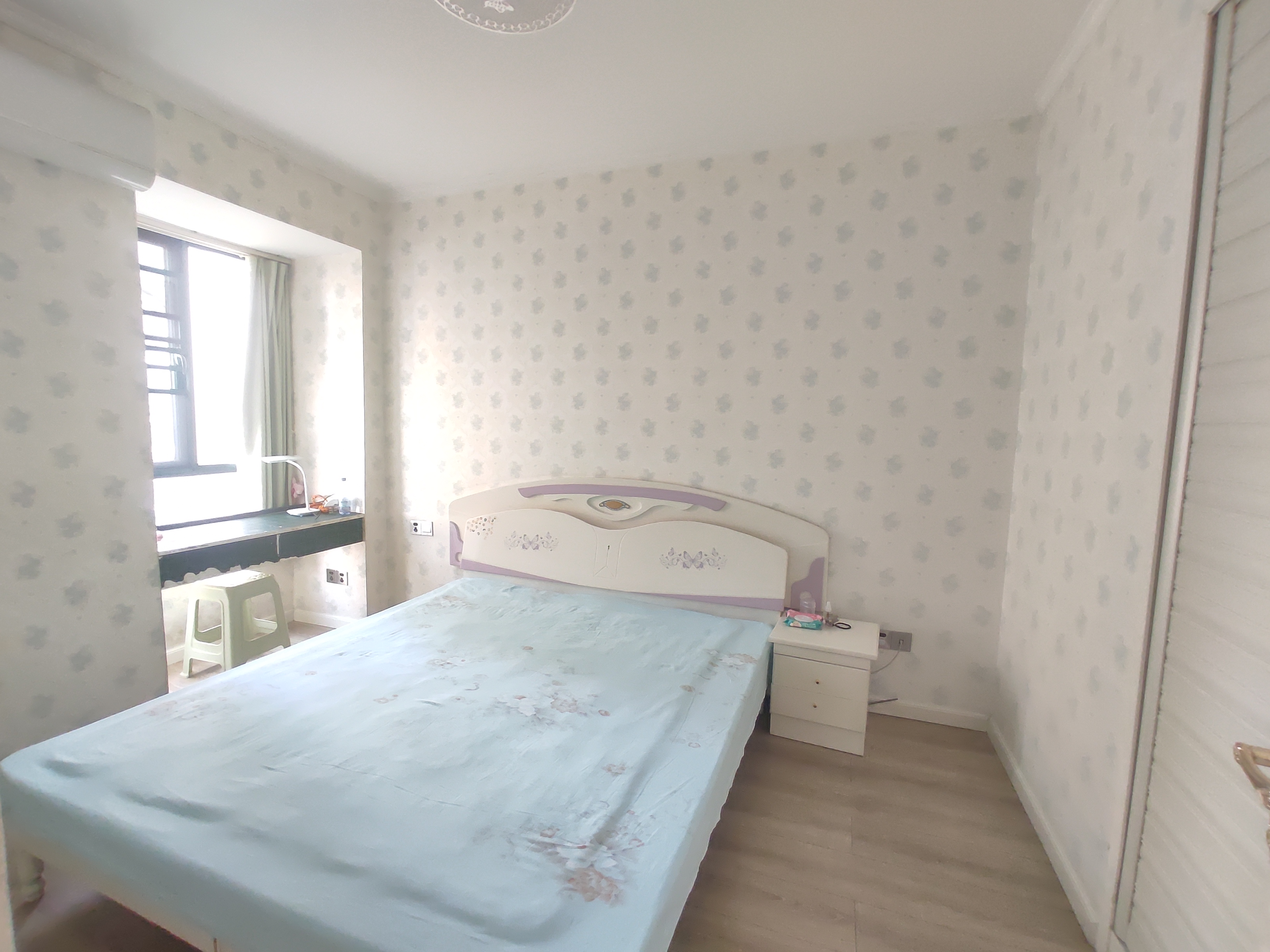 新城一号.精装大三房.东边户.房子保养的蛮新.中间楼层.证件满二