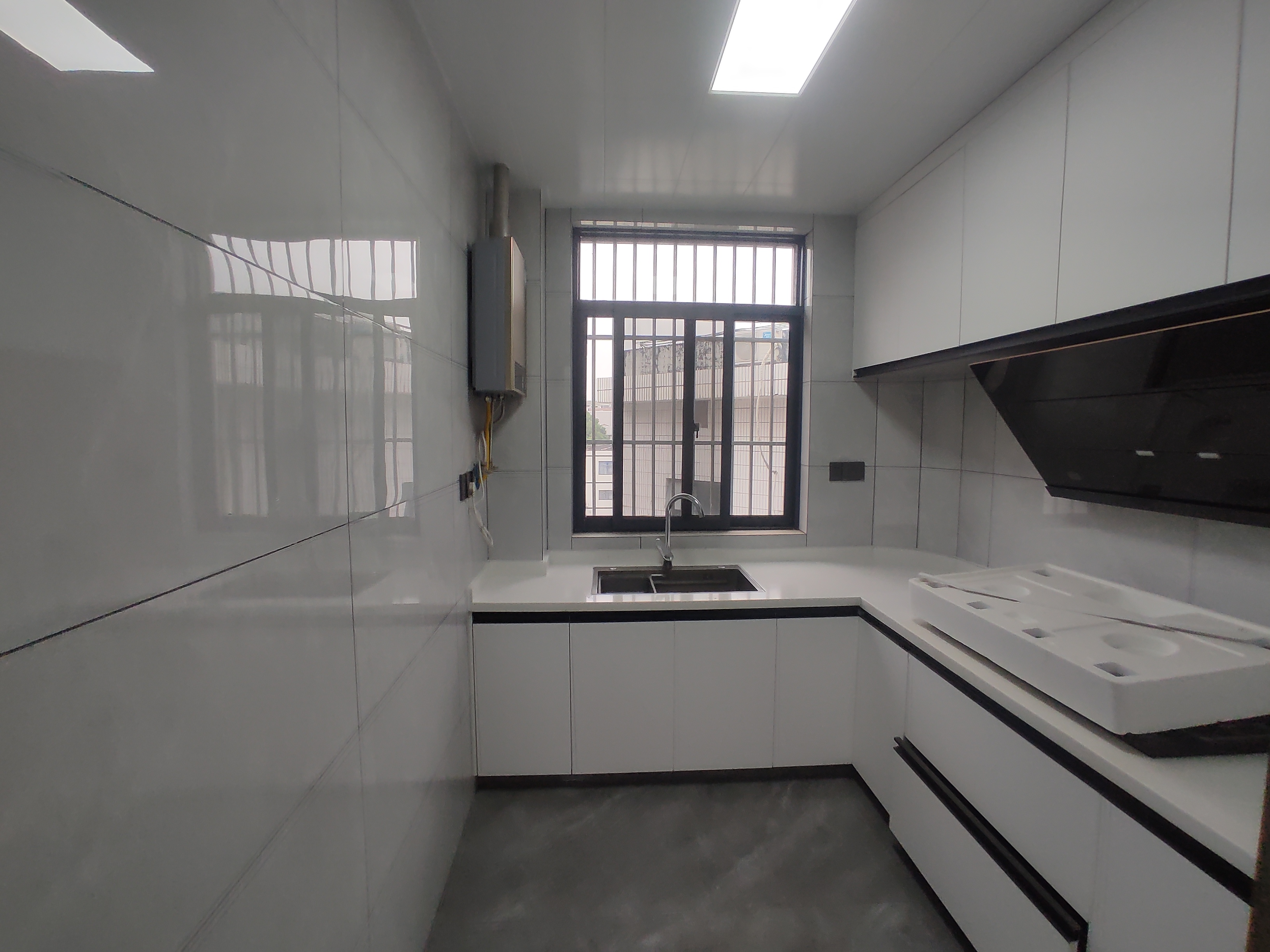 复州花园.精装三房业主重新装修的.证件满二.看房方便