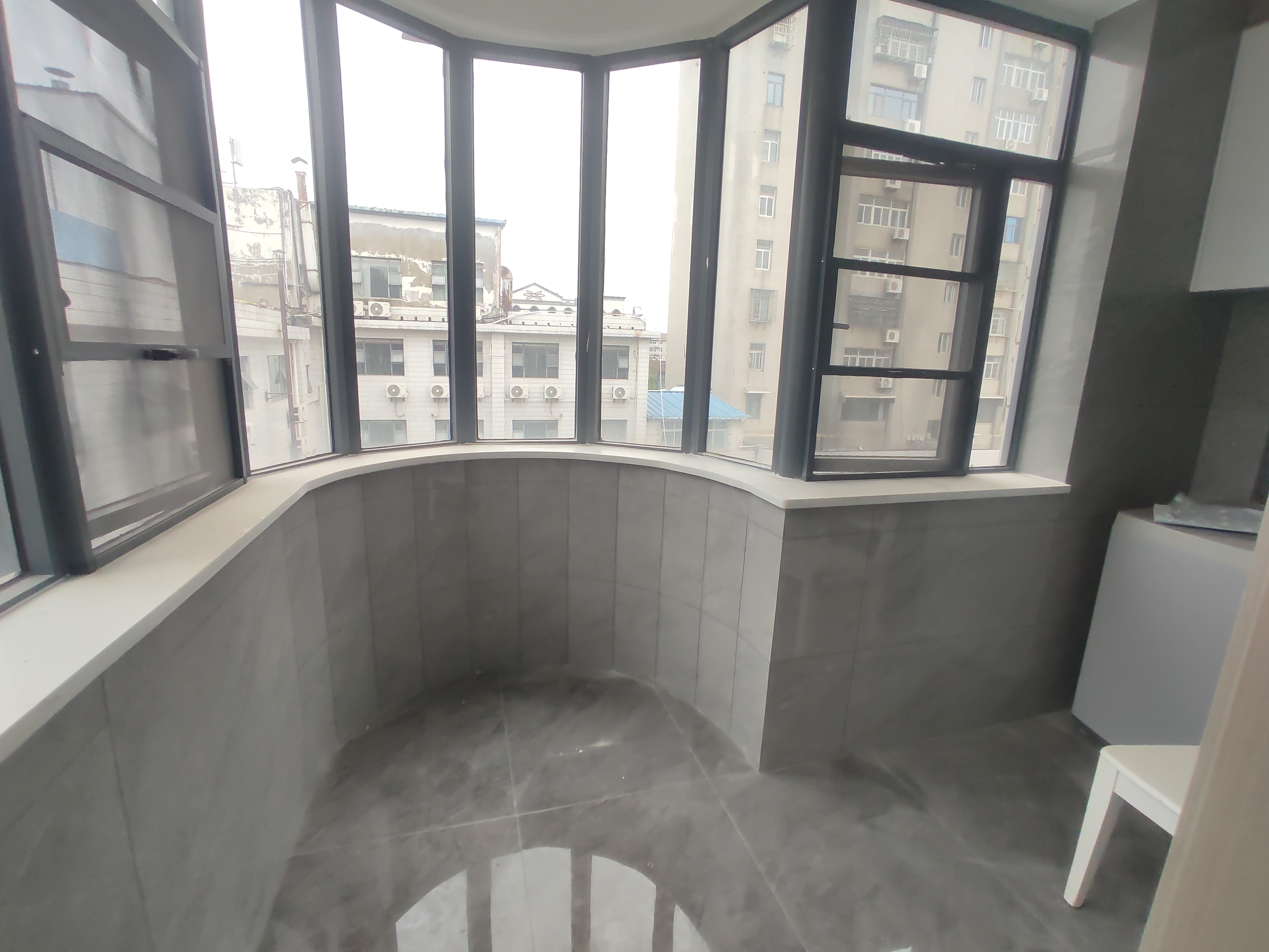 复州花园.精装三房业主重新装修的.证件满二.看房方便