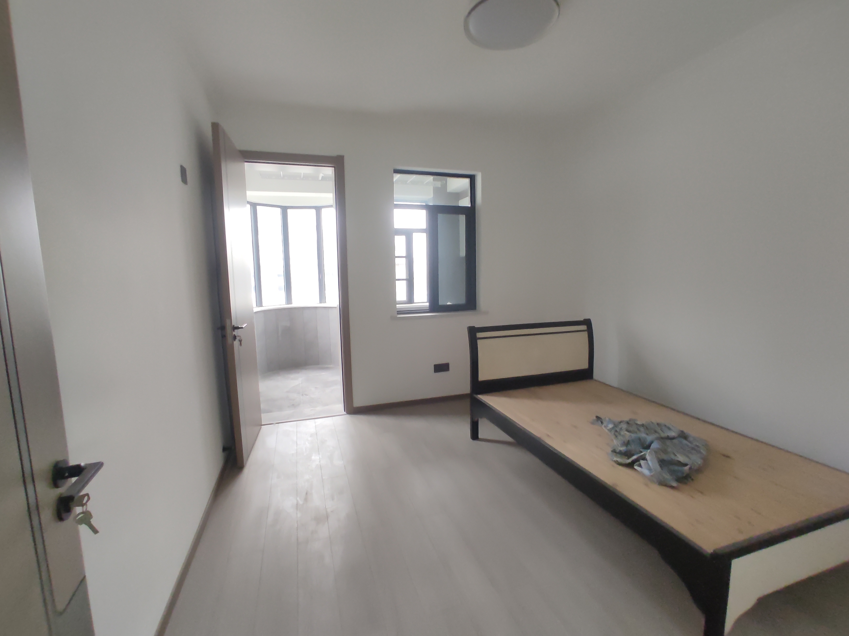 复州花园.精装三房业主重新装修的.证件满二.看房方便