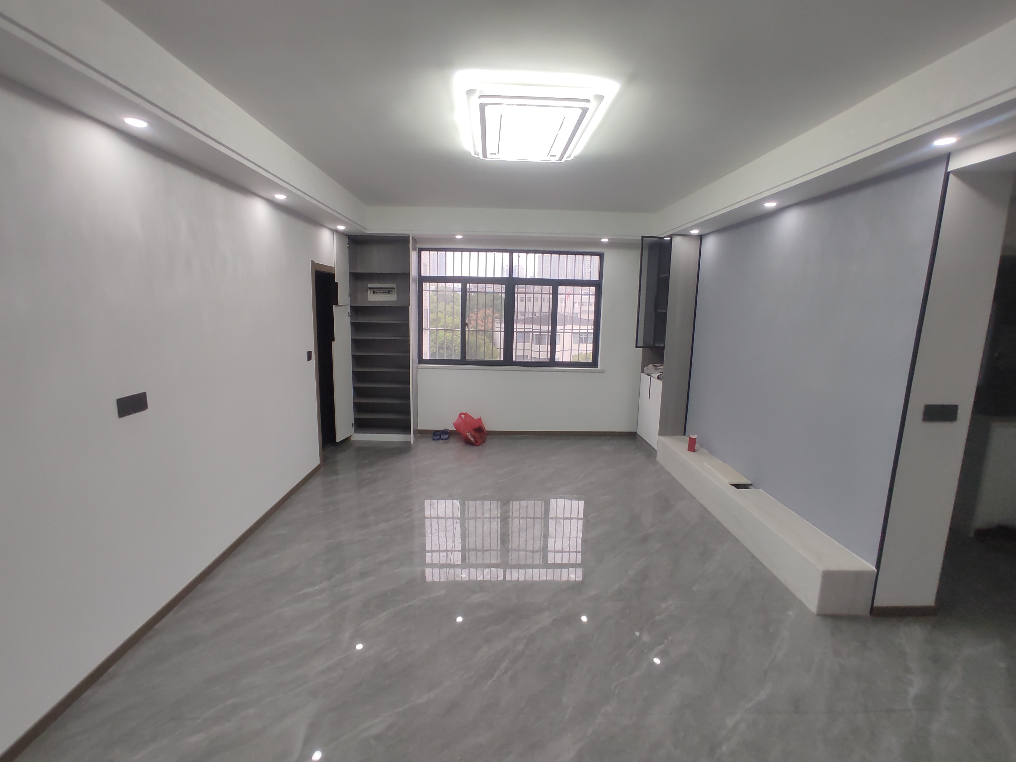 复州花园.精装三房业主重新装修的.证件满二.看房方便