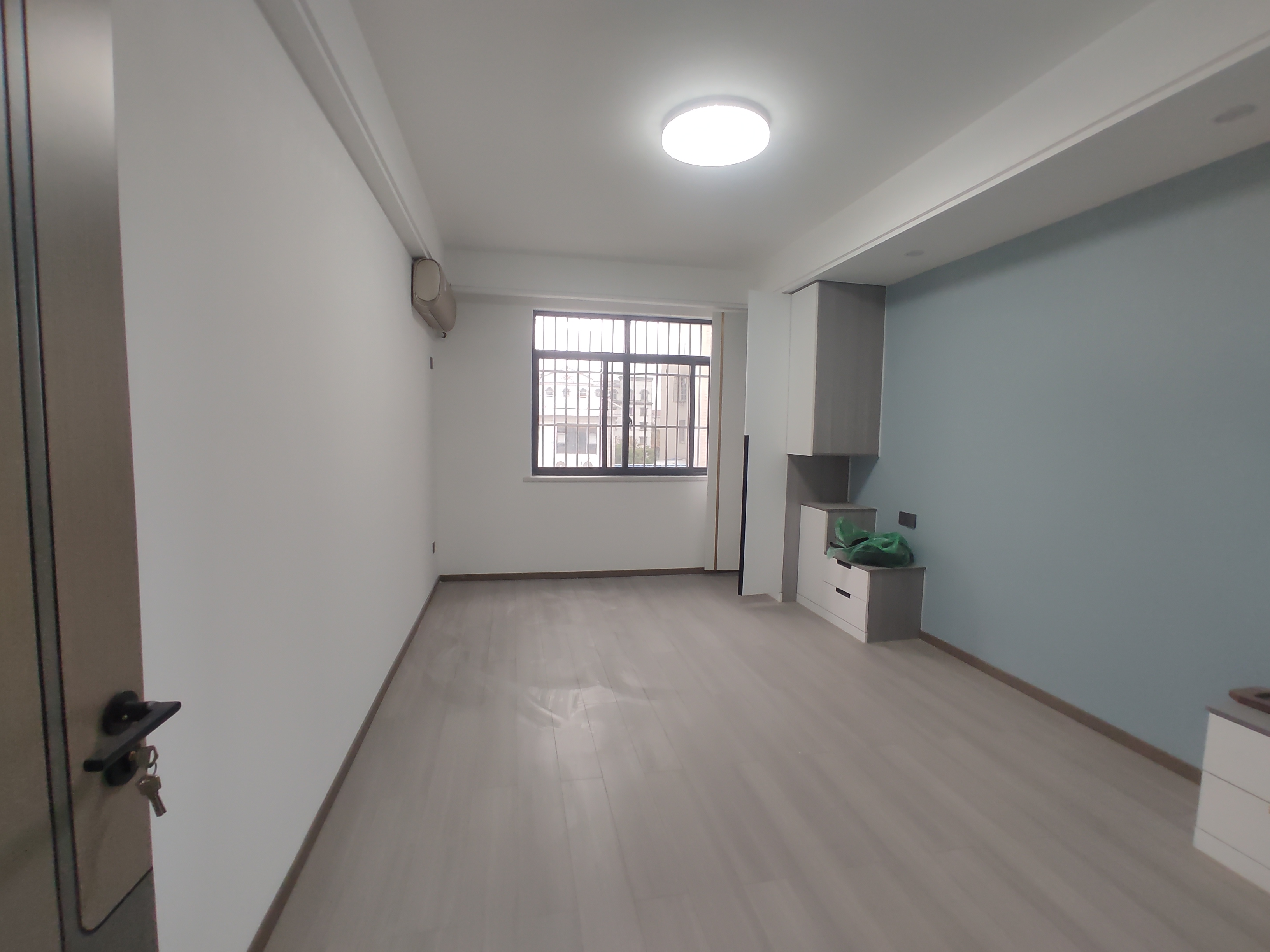 复州花园.精装三房业主重新装修的.证件满二.看房方便