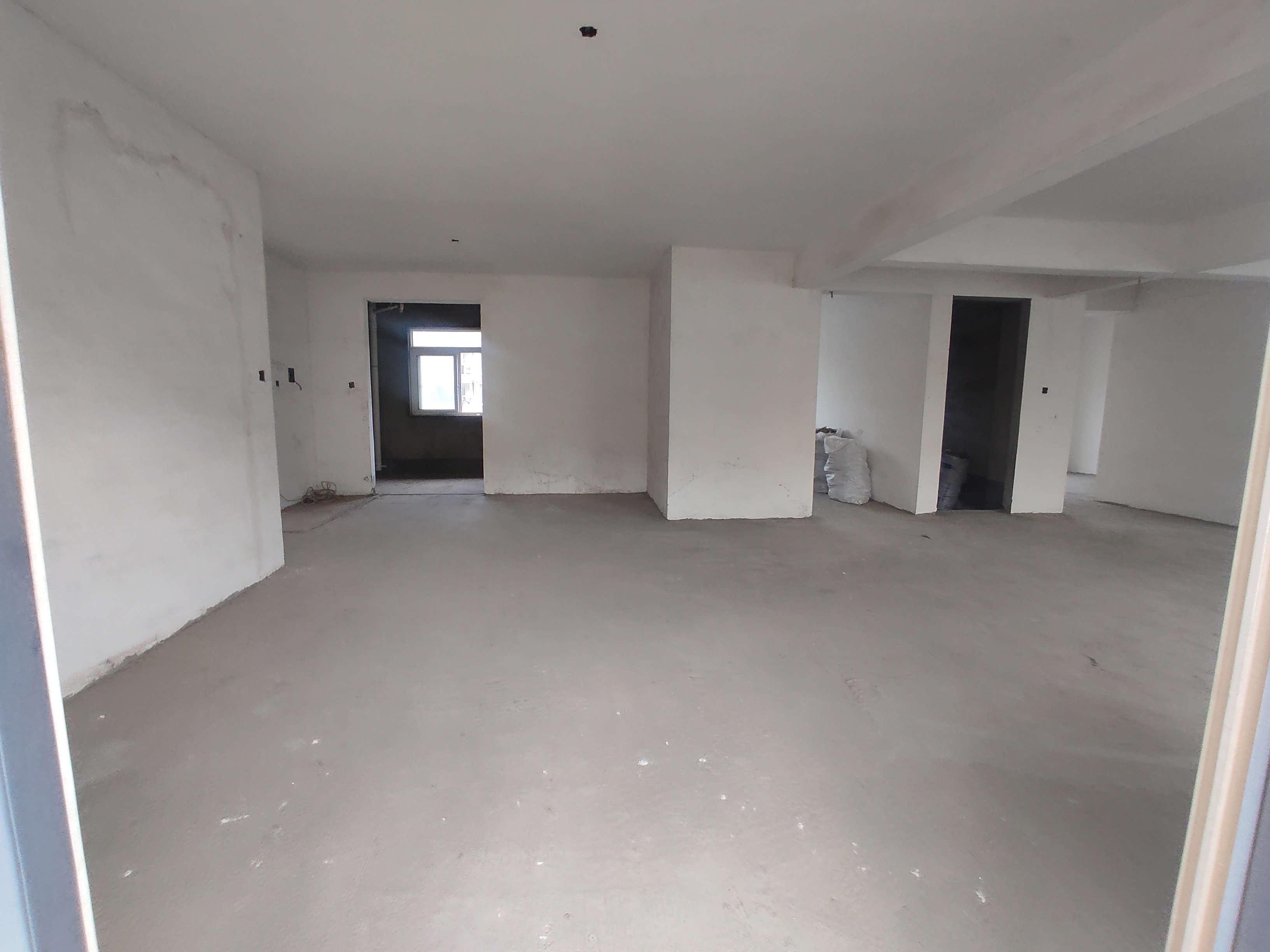 三丰鼎城毛坯大四房.大家庭住这面积，舒服好楼层.证件满二