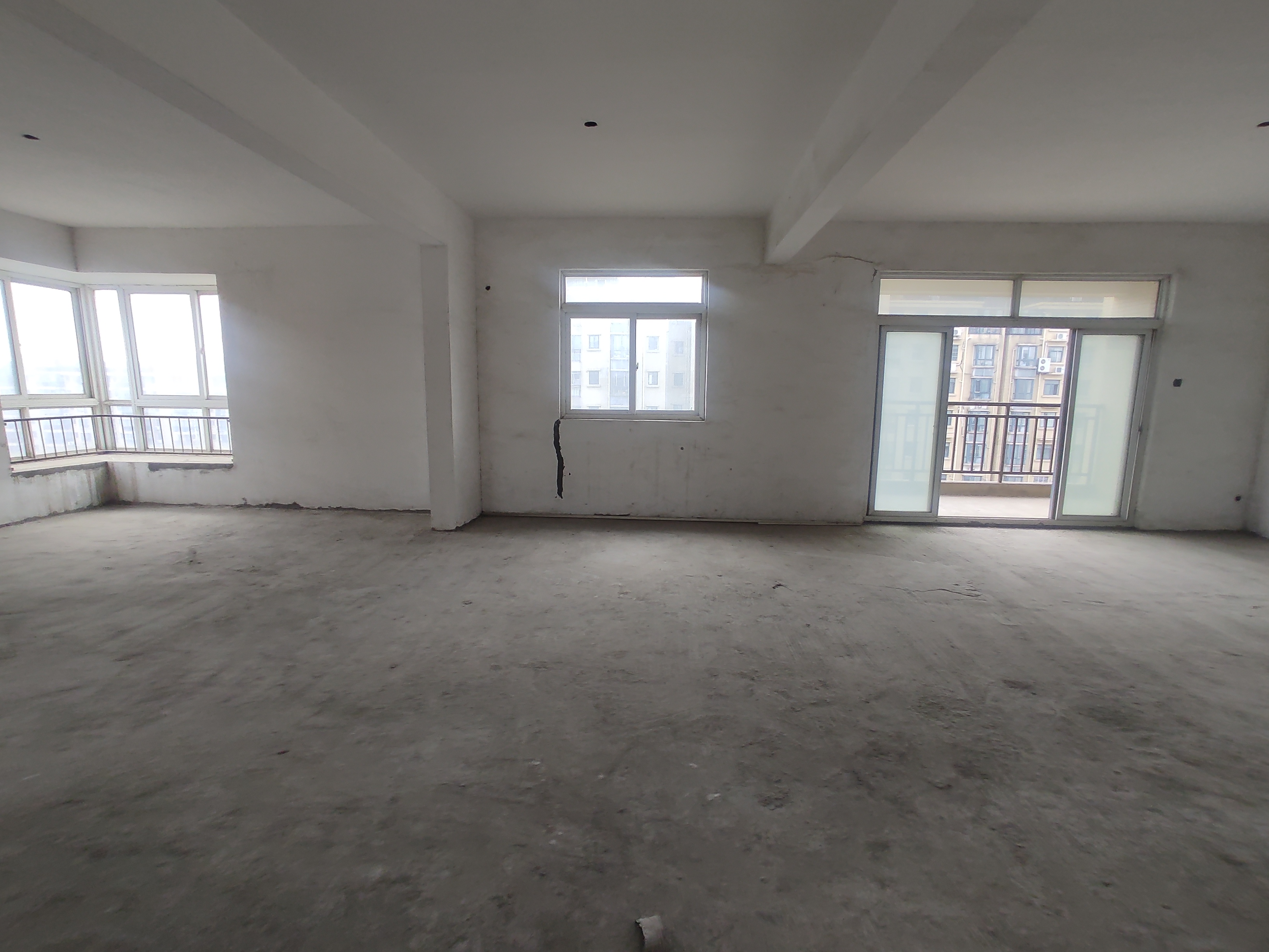 三丰鼎城毛坯大四房.大家庭住这面积，舒服好楼层.证件满二