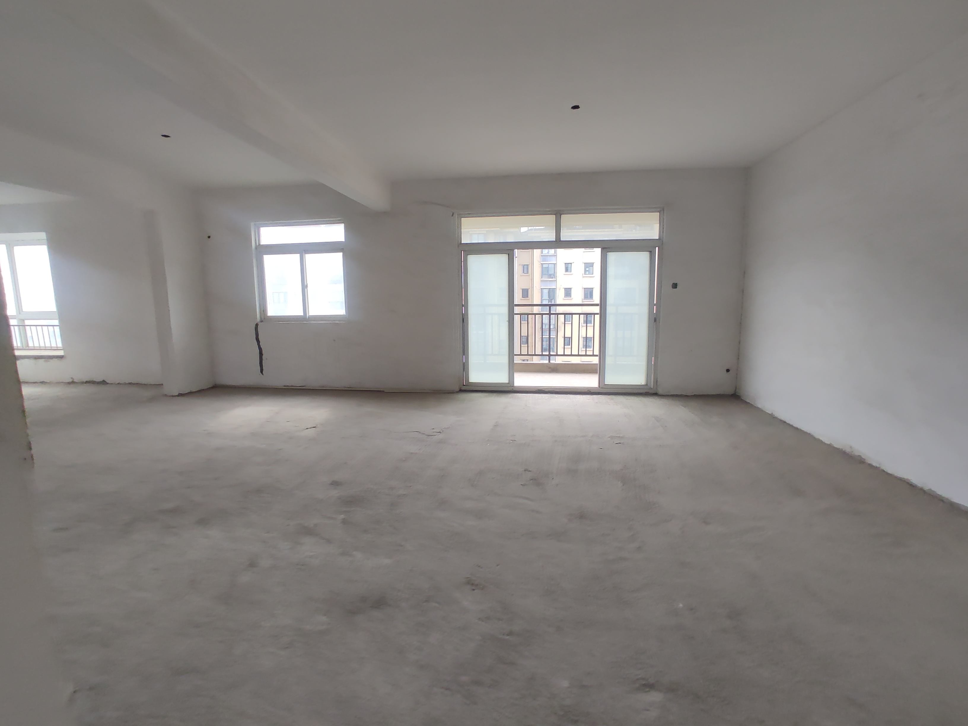 三丰鼎城毛坯大四房.大家庭住这面积，舒服好楼层.证件满二