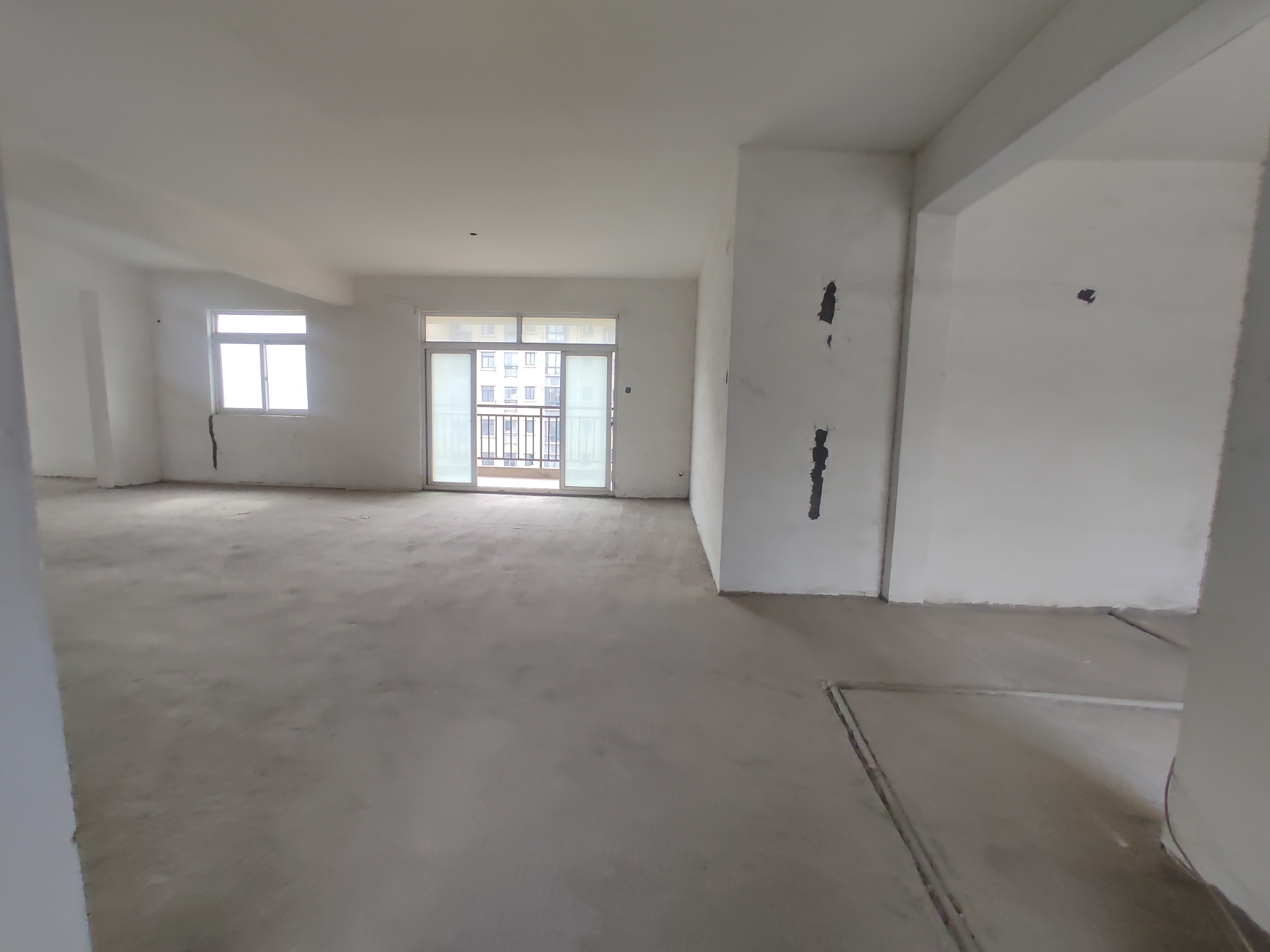 三丰鼎城毛坯大四房.大家庭住这面积，舒服好楼层.证件满二