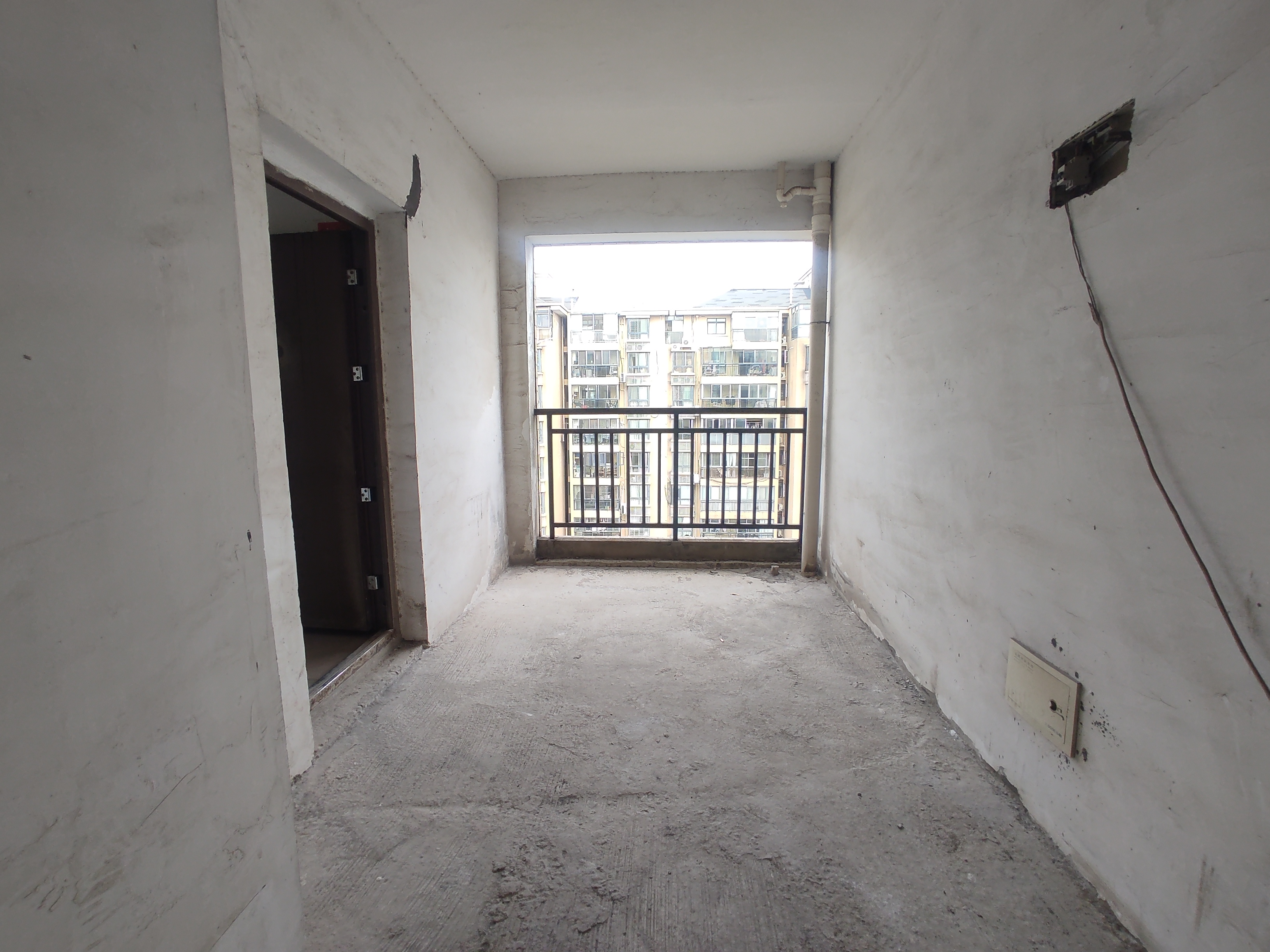 三丰鼎城毛坯大四房.大家庭住这面积，舒服好楼层.证件满二